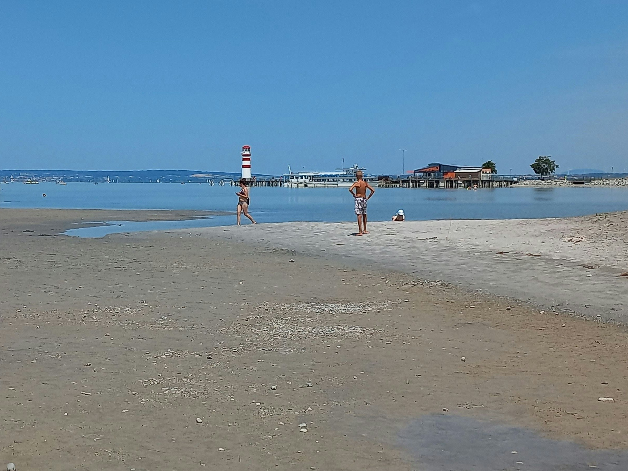 Viel Land, kaum Wasser: So sieht es jetzt am Neusiedler See aus.