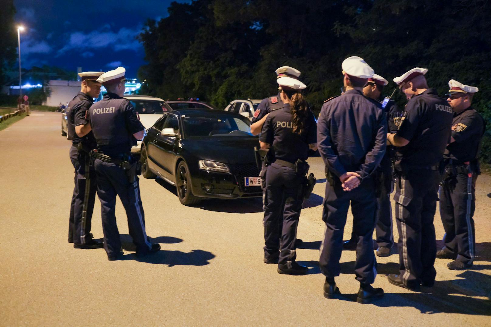 Insgesamt waren bei der Aktion gegen Roadrunner 42 Polizisten, sowie zahlreiche Mitarbeiter der Stadt Wien im Einsatz.