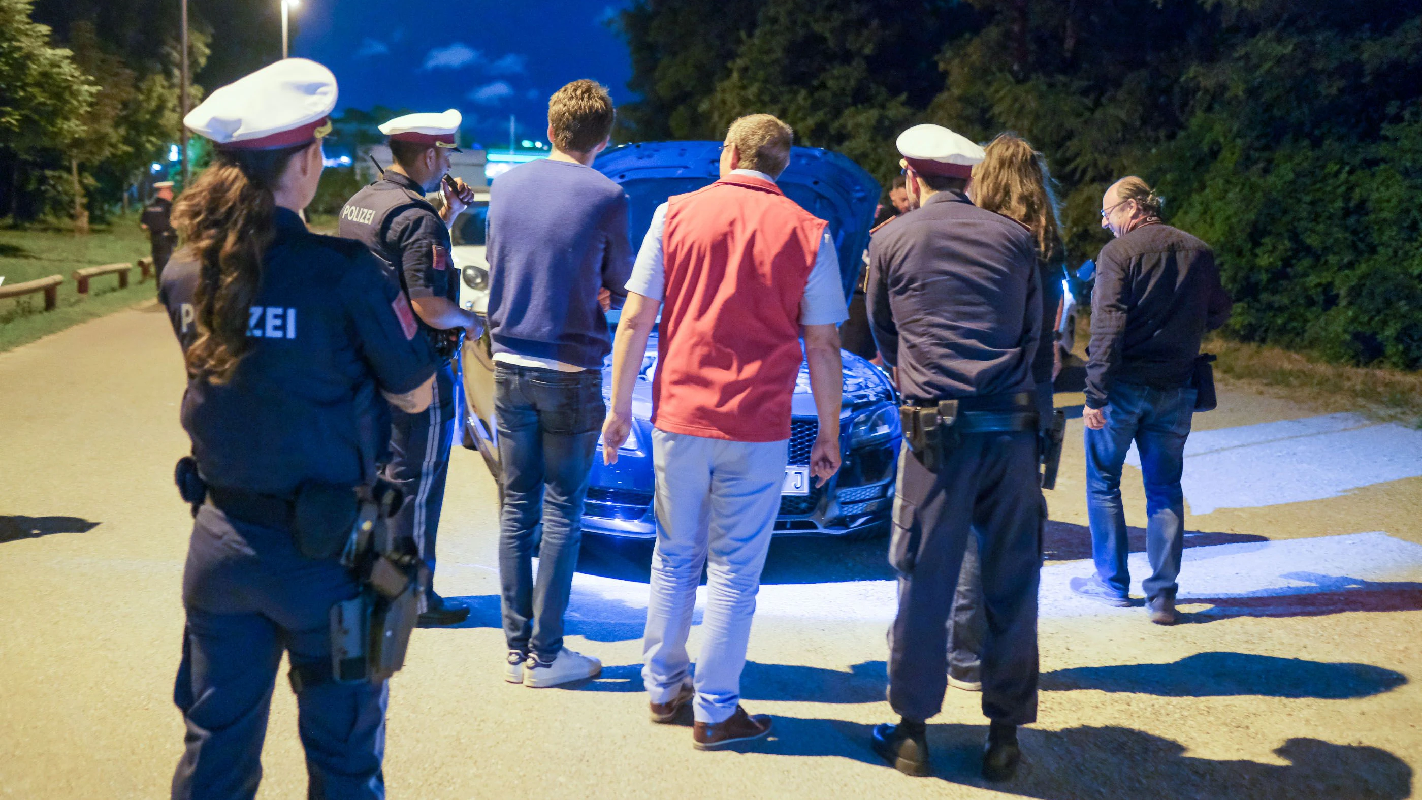 Insgesamt waren bei der Aktion gegen Roadrunner 42 Polizisten, sowie zahlreiche Mitarbeiter der Stadt Wien im Einsatz.