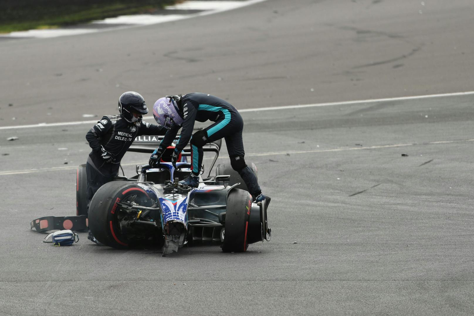 <strong>Alex Albon (Williams) – Note: 0.</strong>&nbsp;Weit kam der Thai mit dem neuen Chassis nicht, wurde von Vettel in einer Kettenreaktion am Start abgeschossen, kam aber ohne Verletzungen davon.