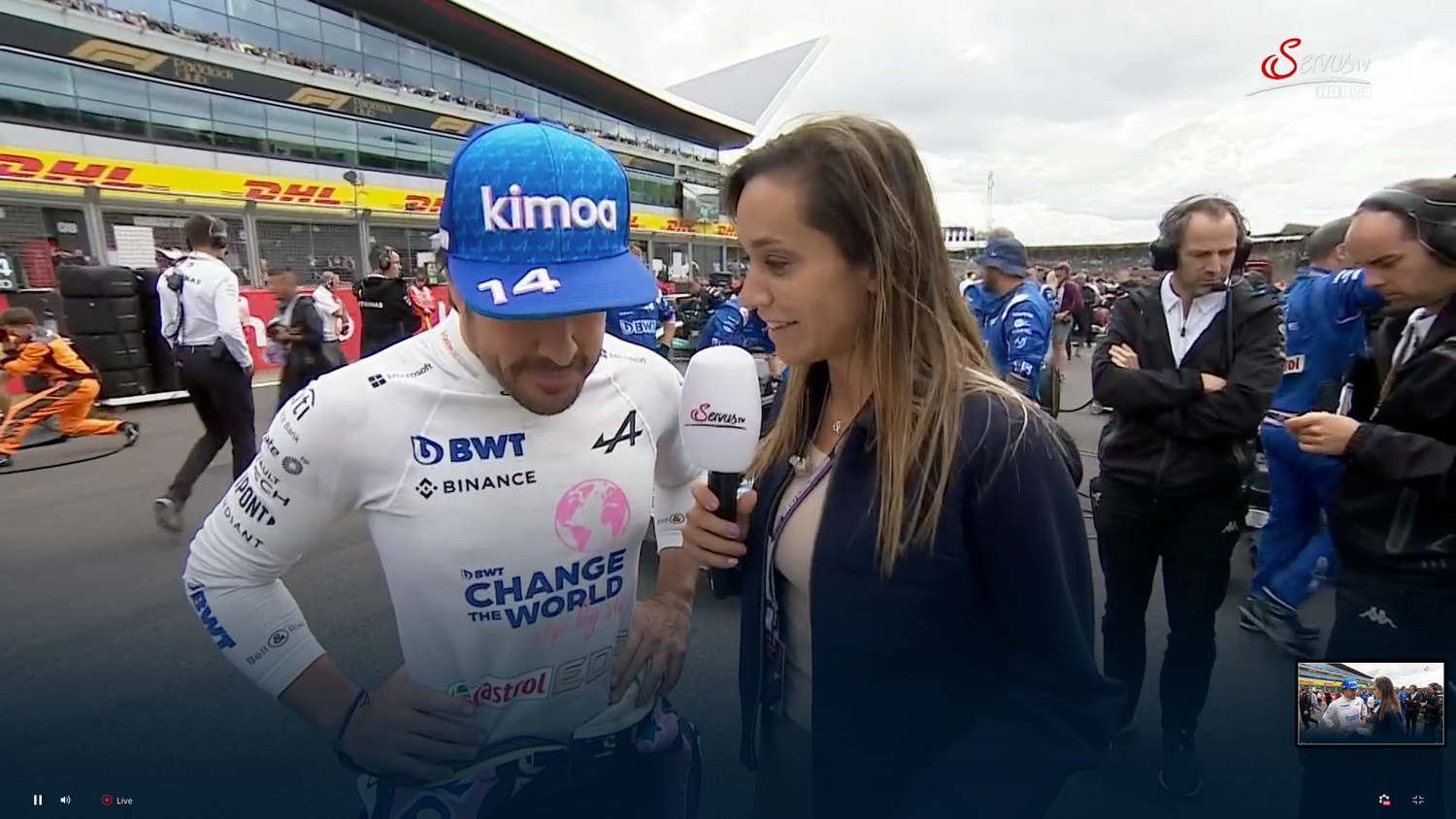 Andrea Schlager interviewt ihren Partner Fernando Alonso.