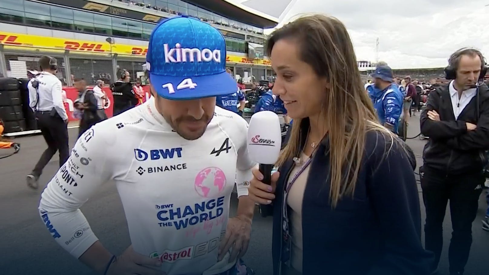 Andrea Schlager interviewt ihren Partner Fernando Alonso.