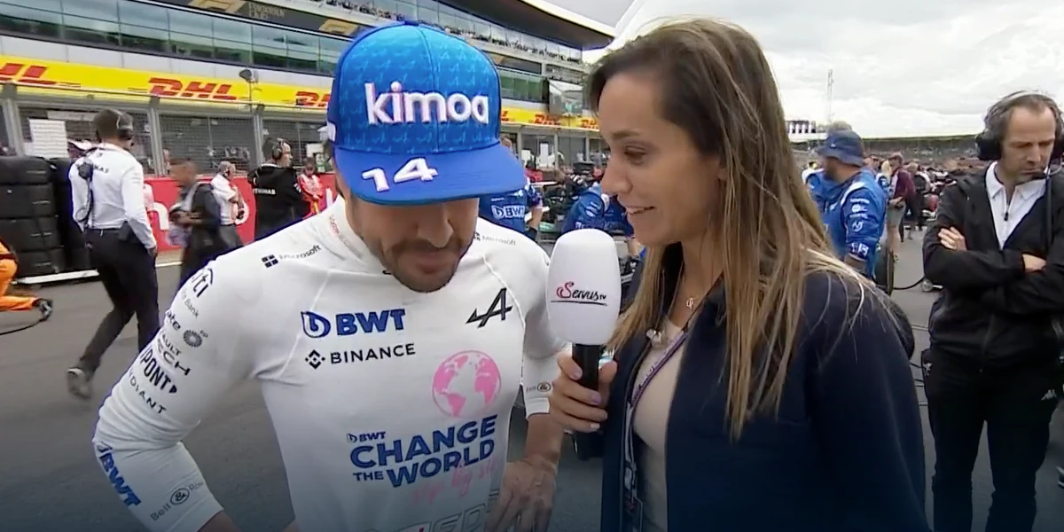 Andrea Schlager interviewt ihren Partner Fernando Alonso.