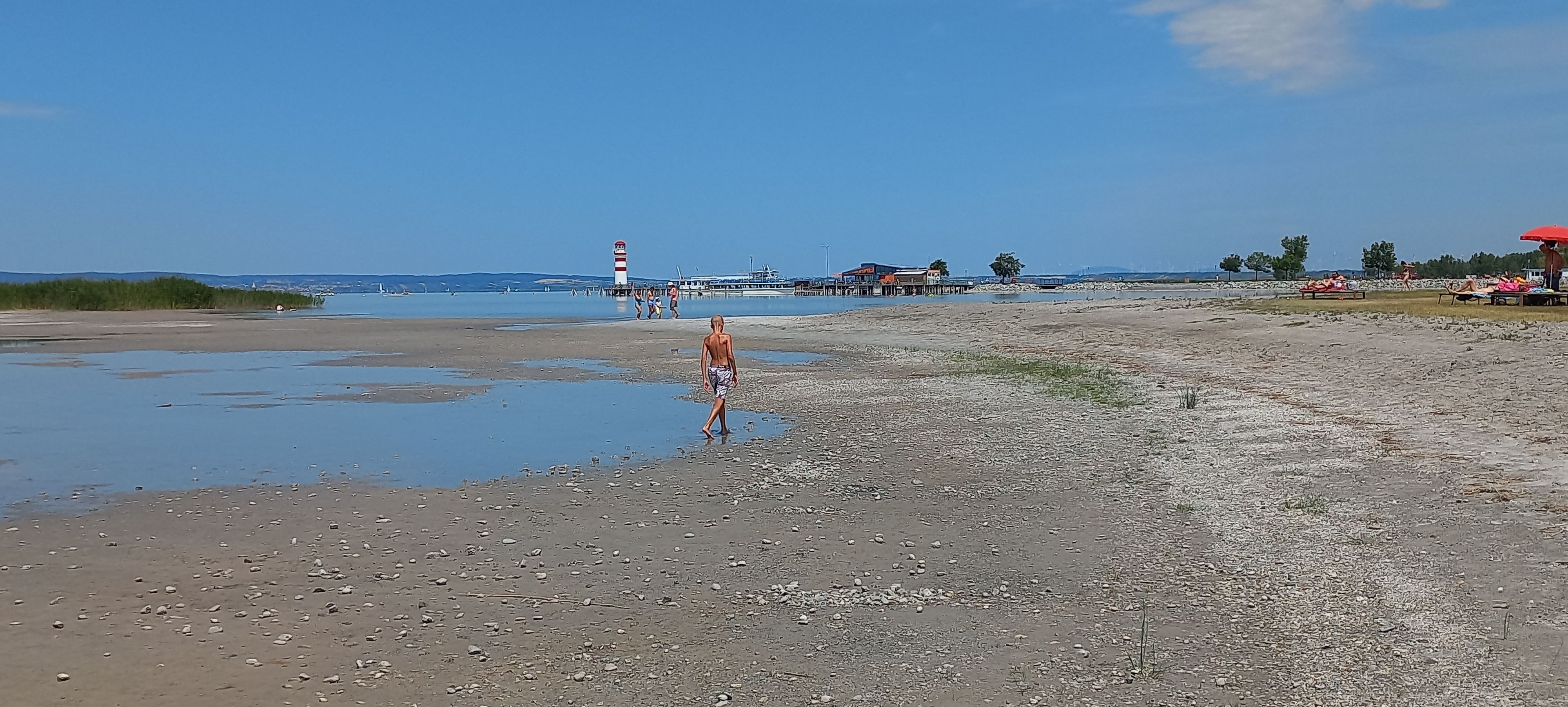 Viel Land, kaum Wasser: So sieht es jetzt am Neusiedler See aus.
