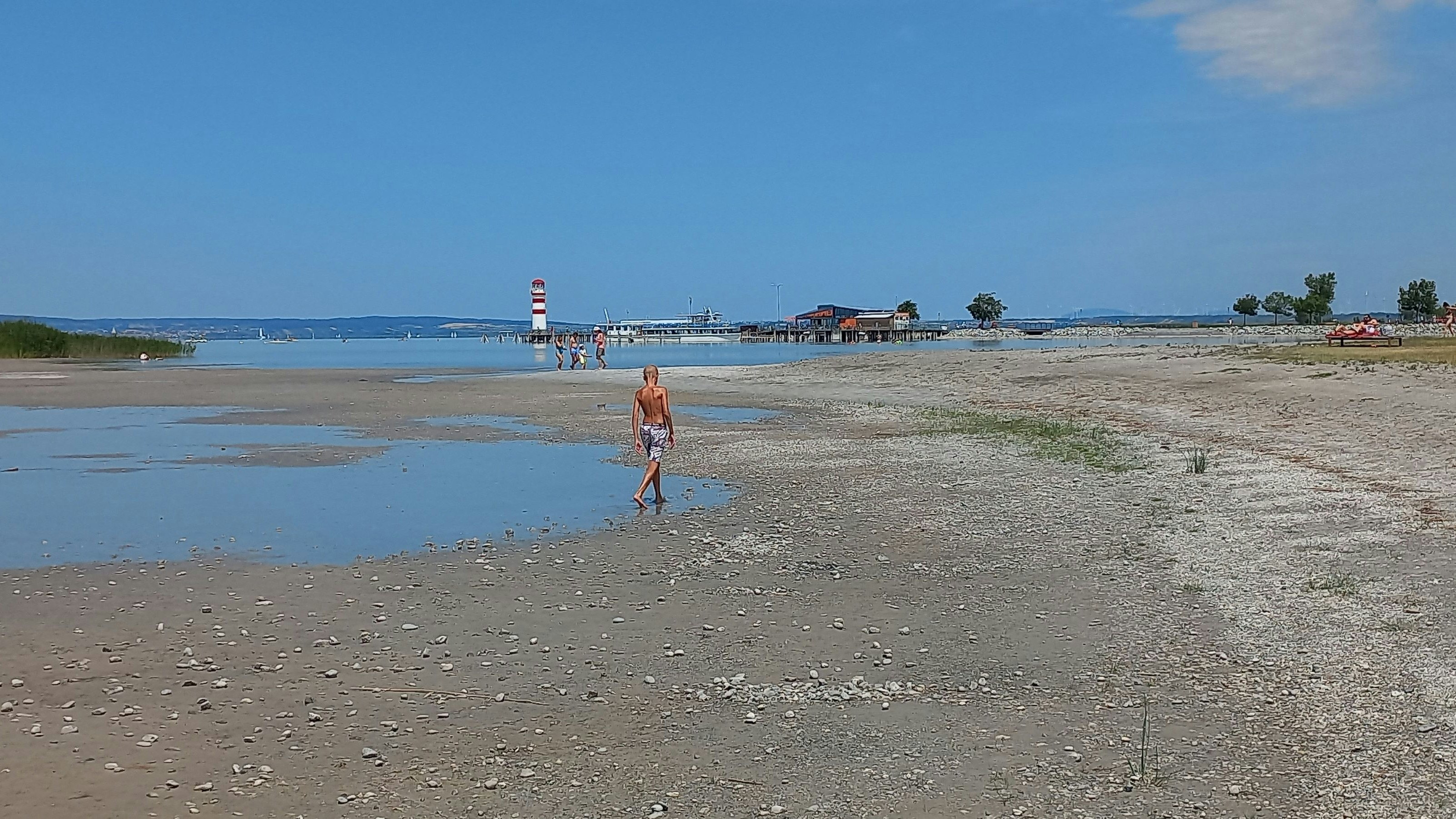 Viel Land, kaum Wasser: So sieht es jetzt am Neusiedler See aus.