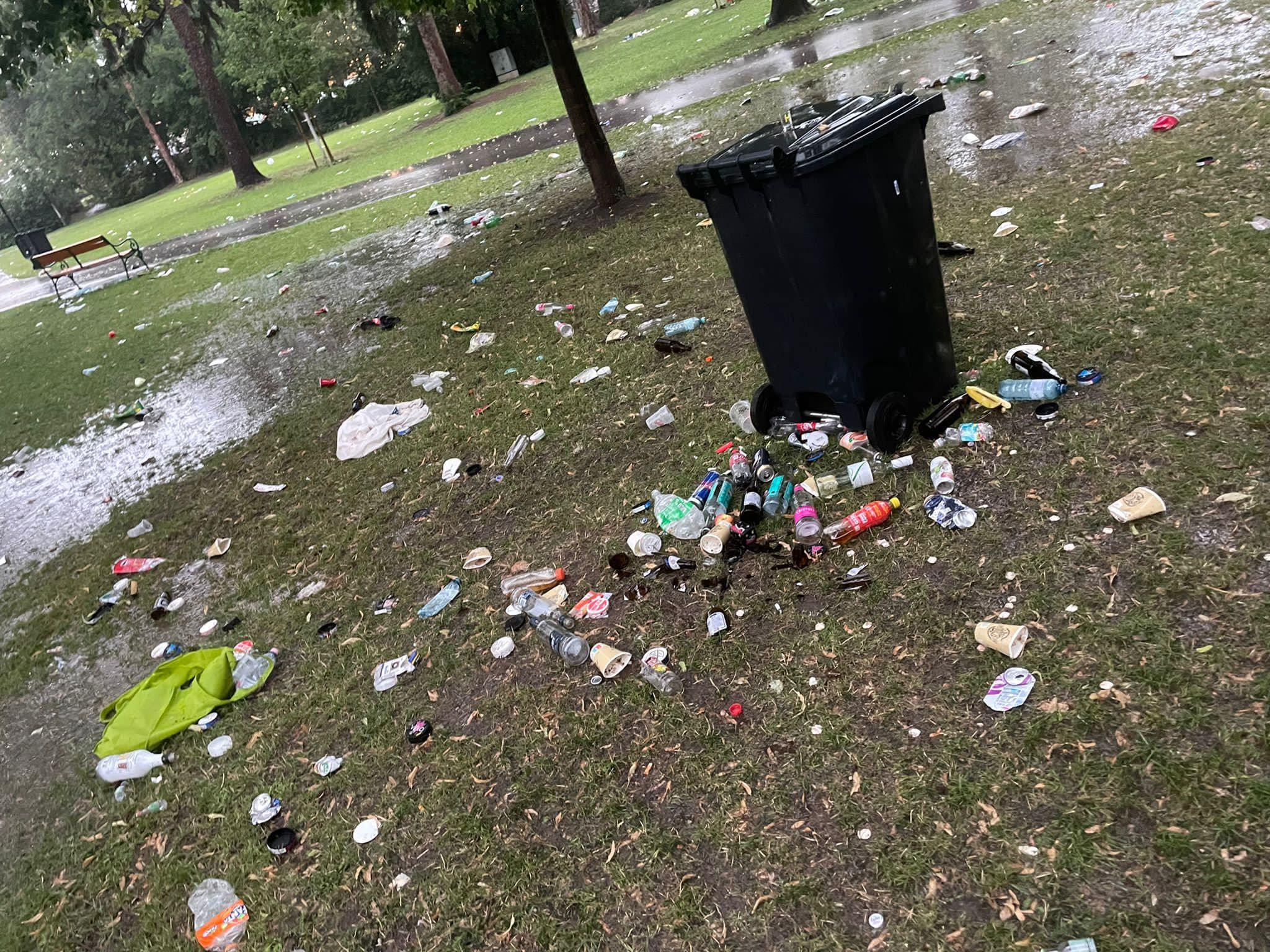 Nach Schulschluss feierten zahlreiche im Stadtpark Krems.