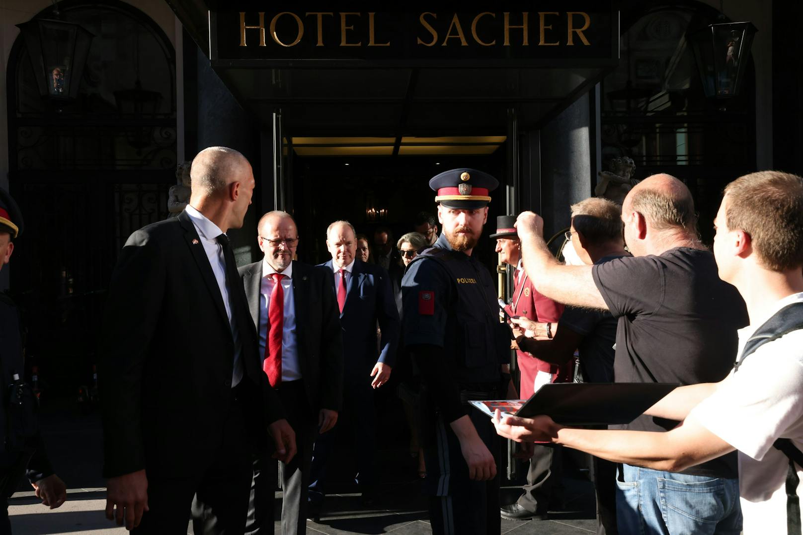 Fans warteten vor dem Hotel Sacher um ein Autogramm zu ergattern.