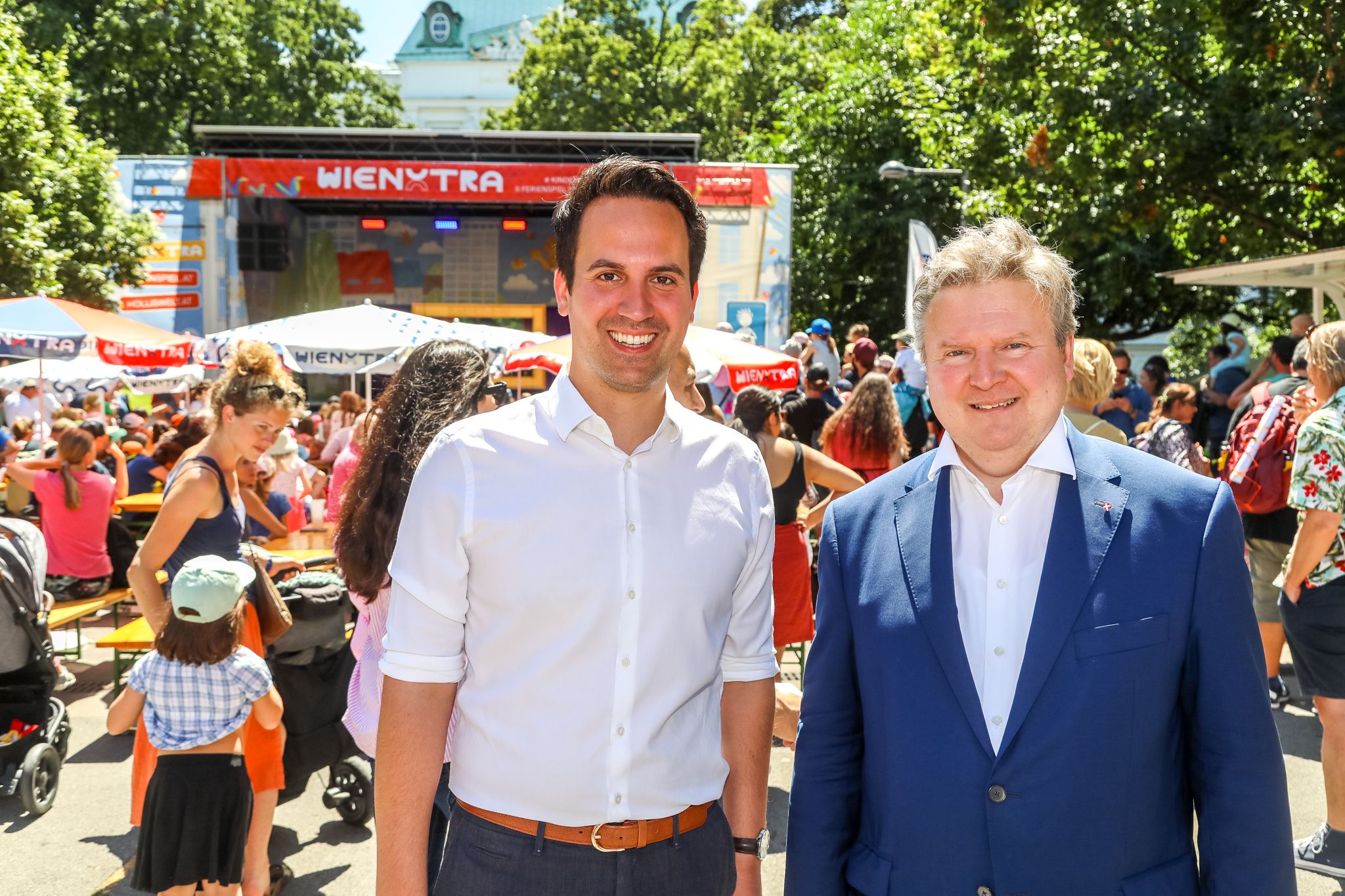 Einen unbeschwerten Sommer im Ferienspiel wünschen der Bürgermeister Michael Ludwig (SPÖ, re.) und sein Vize Christoph Wiederkehr (Neos) allen Wiener Kindern.