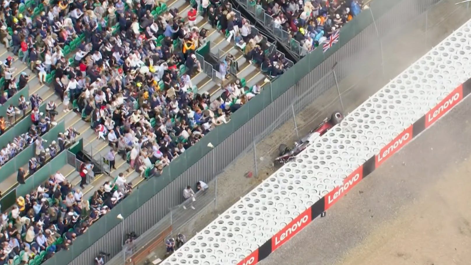 Horror-Crash in Silverstone. Zhou Guanyu wird über die Barriere geschleudert. Er kracht gegen den Zaun, der eine Tragödie mit einem möglichen Einschlag in den Zuschauerrängen verhindert.