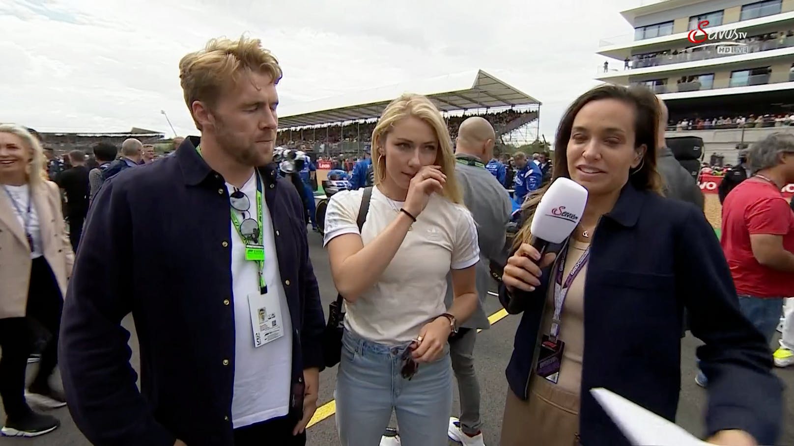 Zweiter Liebes-Alarm in der Startaufstellung: Ski-Stars Aleksander Aamodt Kilde und Mikaela Shiffrin vor dem Servus-Mikro. Sie sind als Fans in Silverstone.