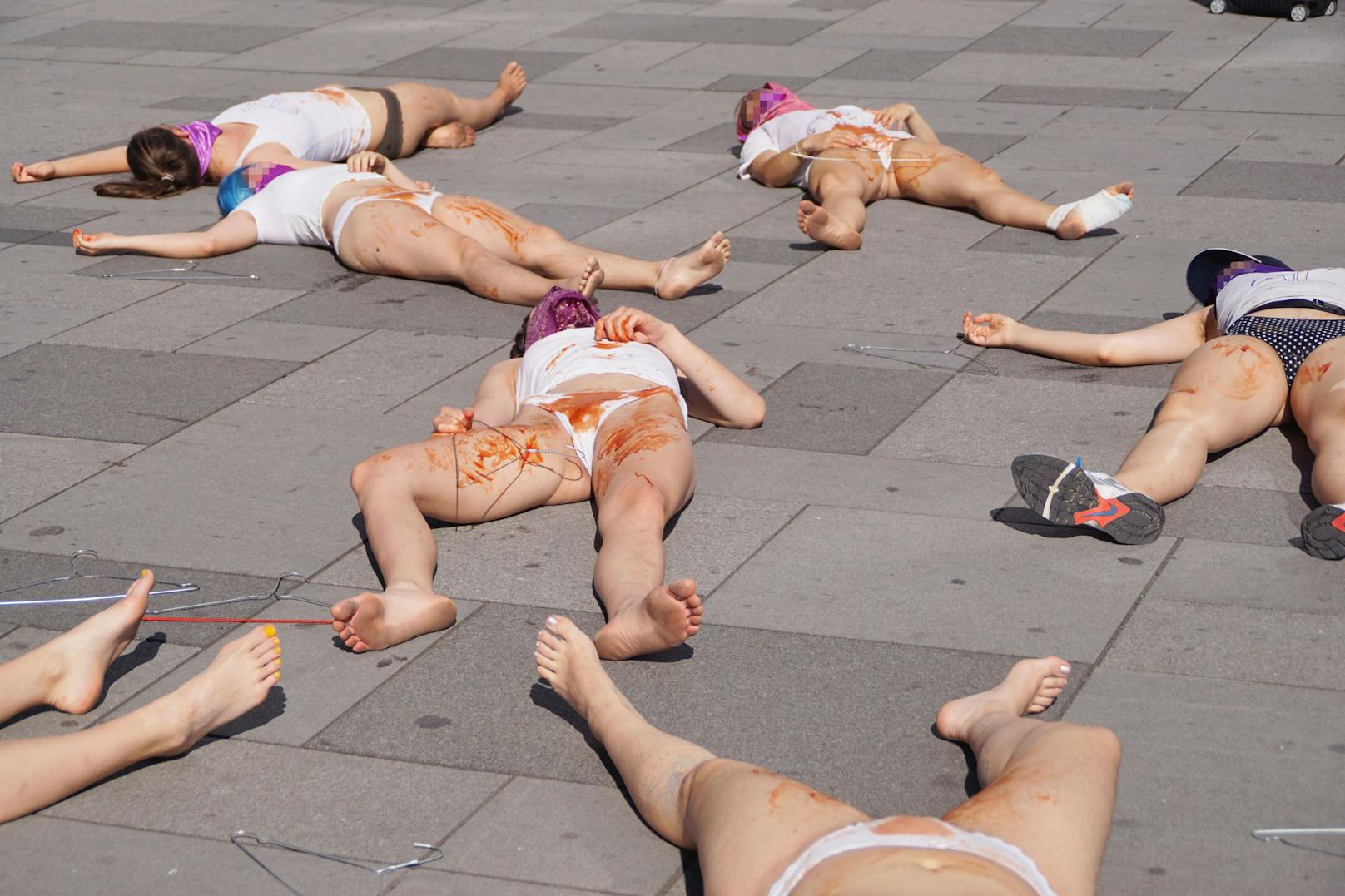 Blut, Kleiderbügel – Abtreibungs-Protest am Stephansdom