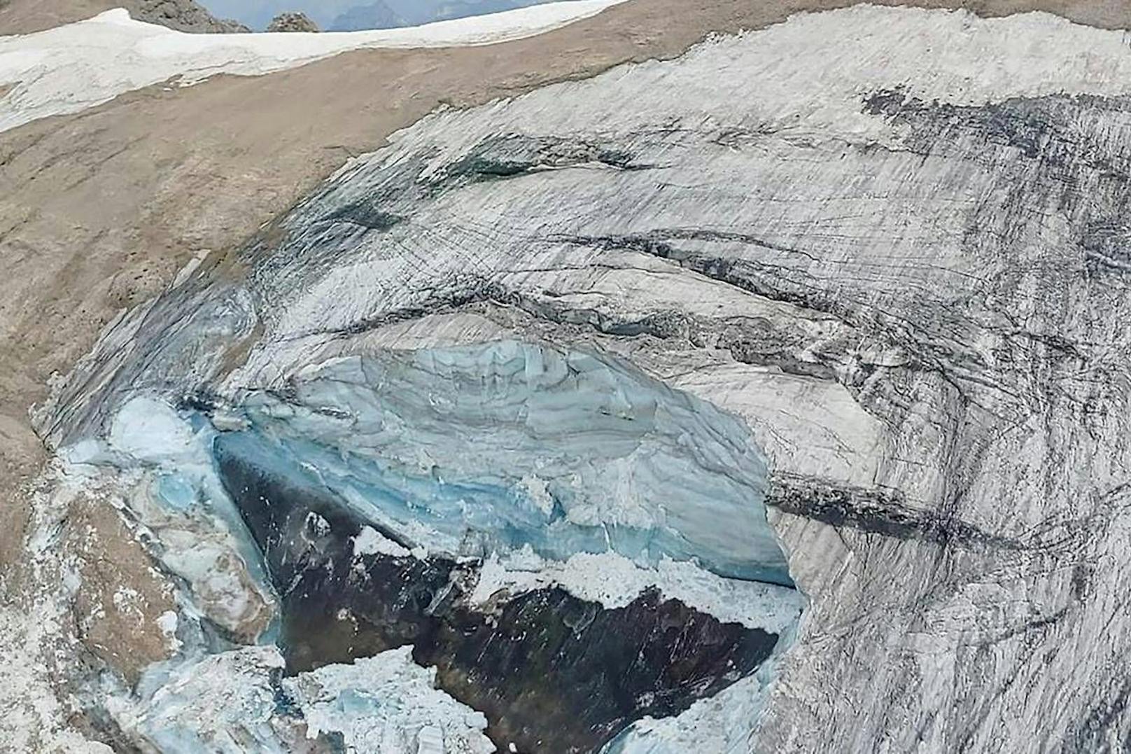Eine riesige Eisplatte löste sich in den Dolomiten - mindestens sechs Personen starben.