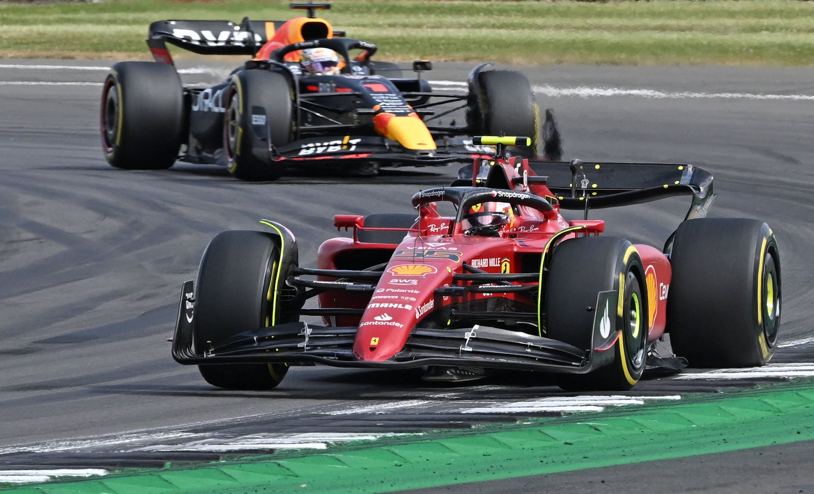 Carlos Sainz gewinnt in Silverstone, Max Verstappen kämpft mit technischen Problemen.