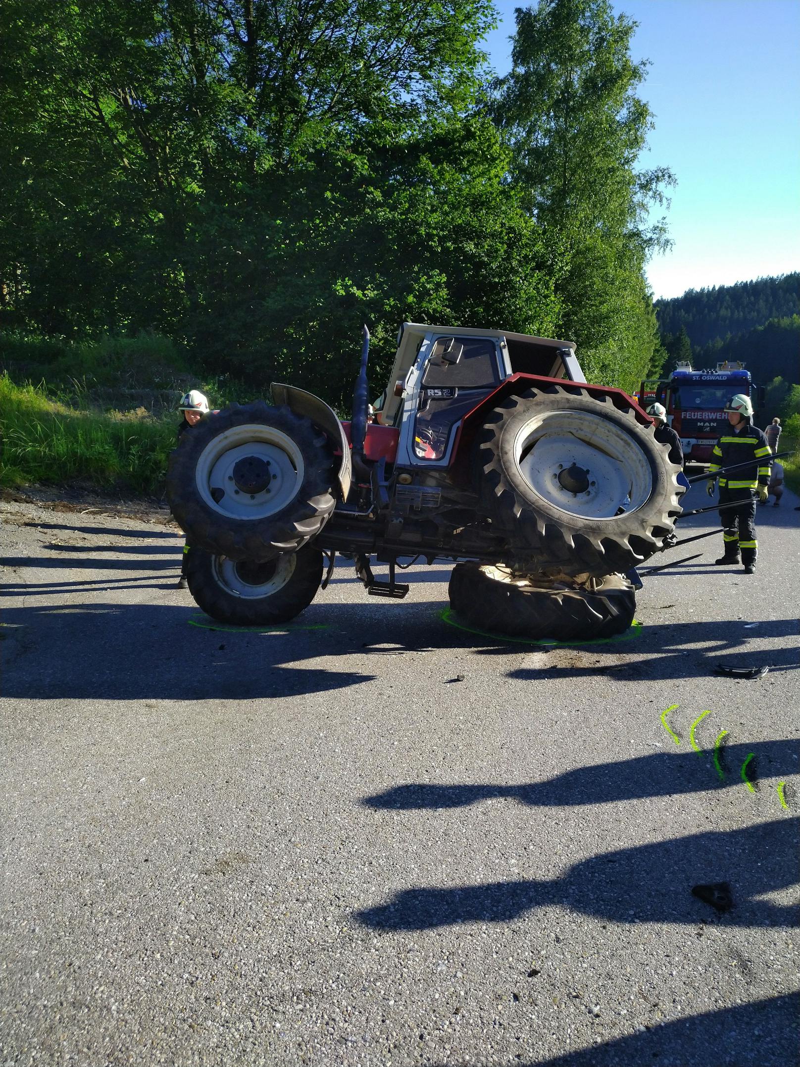 Traktor-Gabel spießt Fahrerseite eines Autos auf