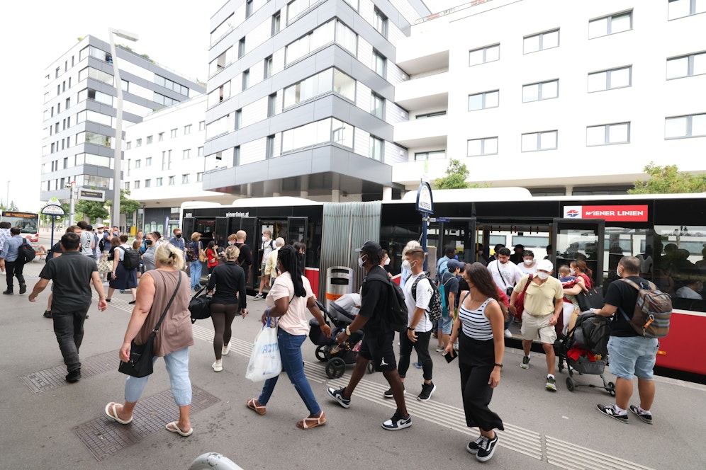 Reger Andrang herrschte Montagmorgen an der U2-Station Aspernstraße. Dort ist vorerst Endstation, bis September fährt die U-Bahn nicht in die Seestadt. Fahrgäste müssen auf Busse ausweichen.