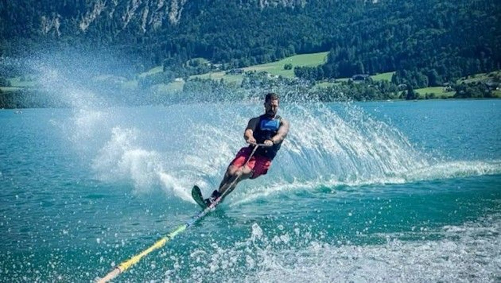 Marcel Hirscher beim Wasserskifahren am Wolfgangsee.
