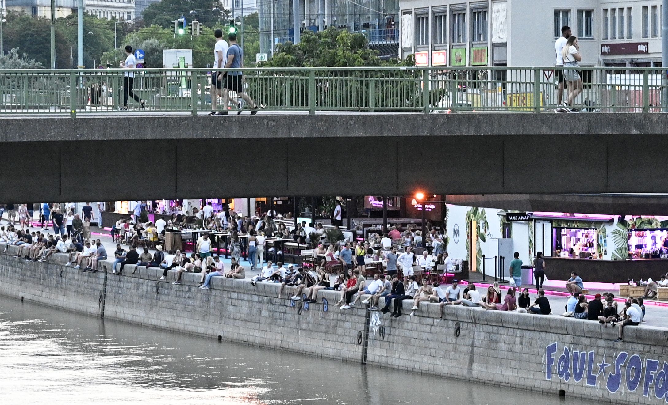 Partyleben am Wiener Donaukanal. Archivbild Juli 2021.