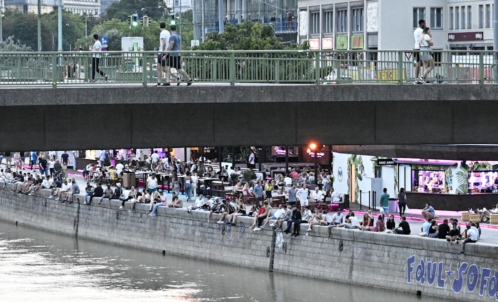 Partyleben am Wiener Donaukanal. Archivbild Juli 2021.
