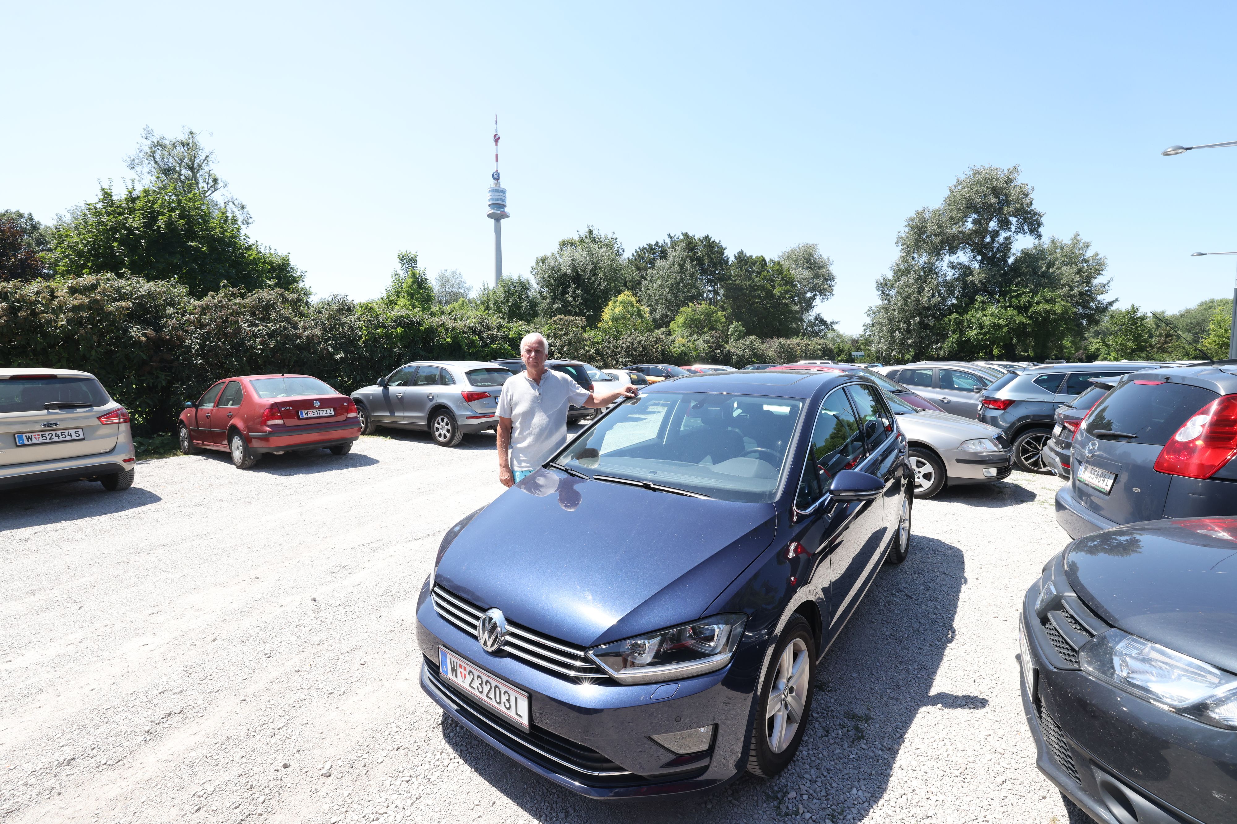 Robert B. (62) stellte sein Fahrzeug für einen Sprung in die Donau über der Bezirksgrenze ab und kassierte dafür einen Strafzettel. Ungerechtfertigt, wie sich nun herausstellt.