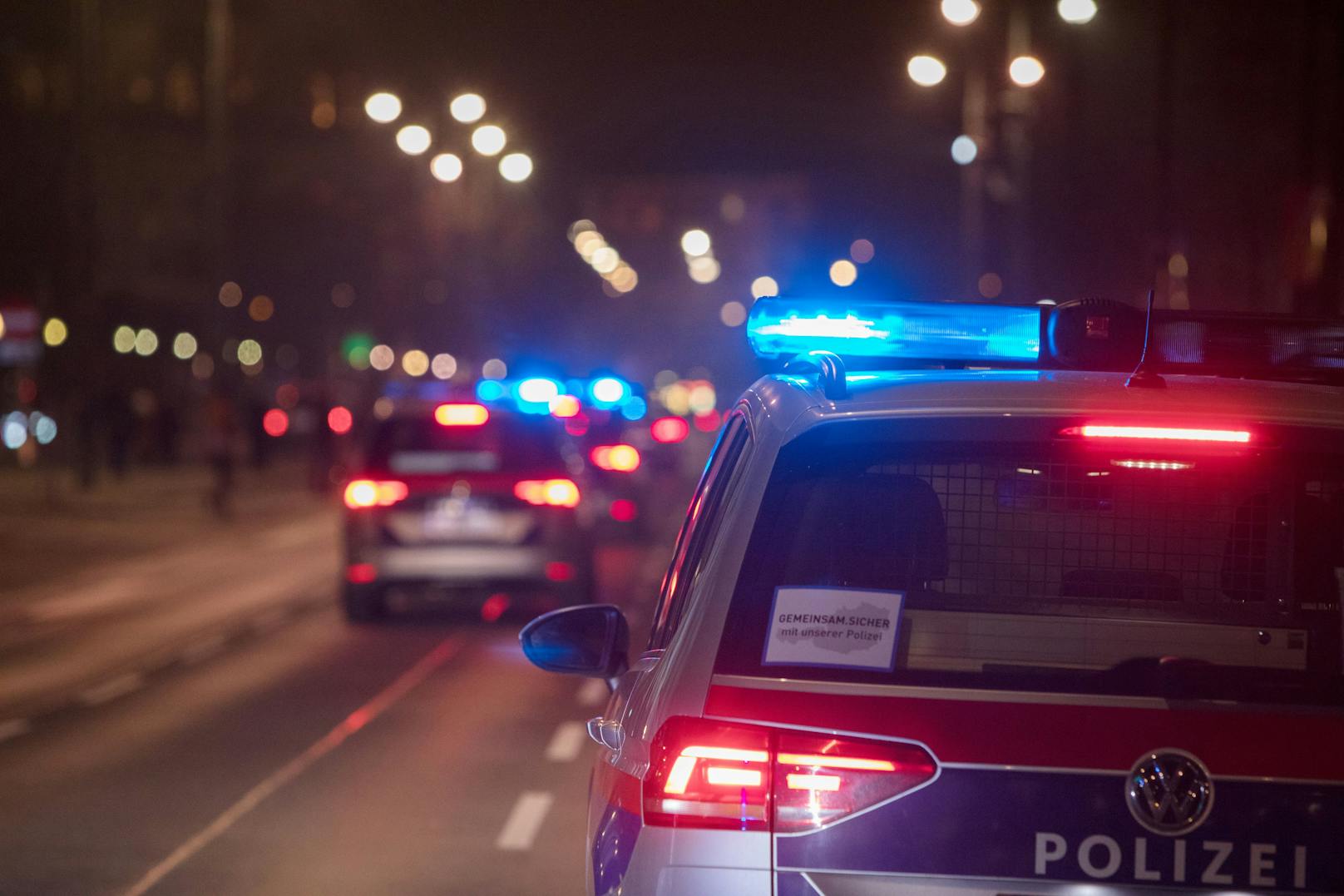 Polizeifahrzeuge mit Blaulicht auf der Wiener Ringstraße. Archivbild