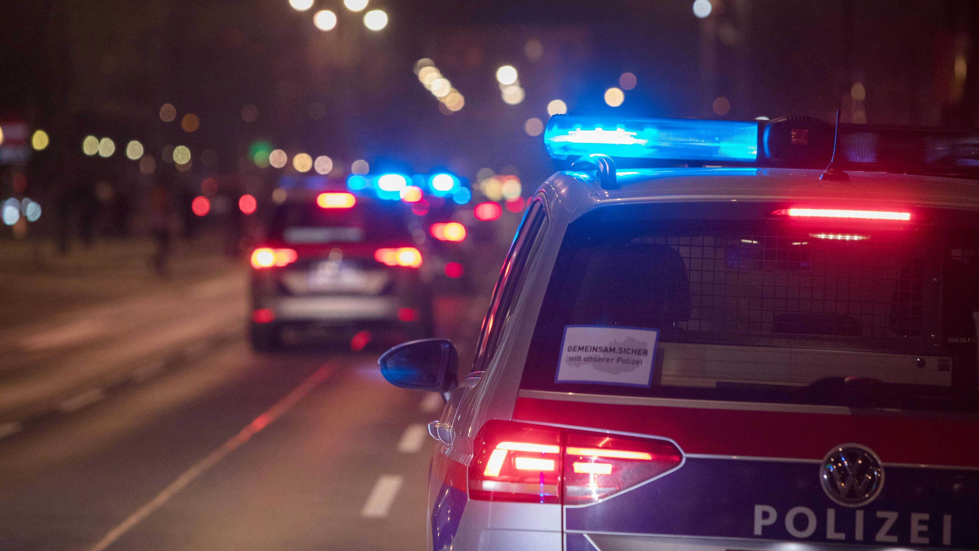 Polizeifahrzeuge mit Blaulicht auf der Wiener Ringstraße. Archivbild
