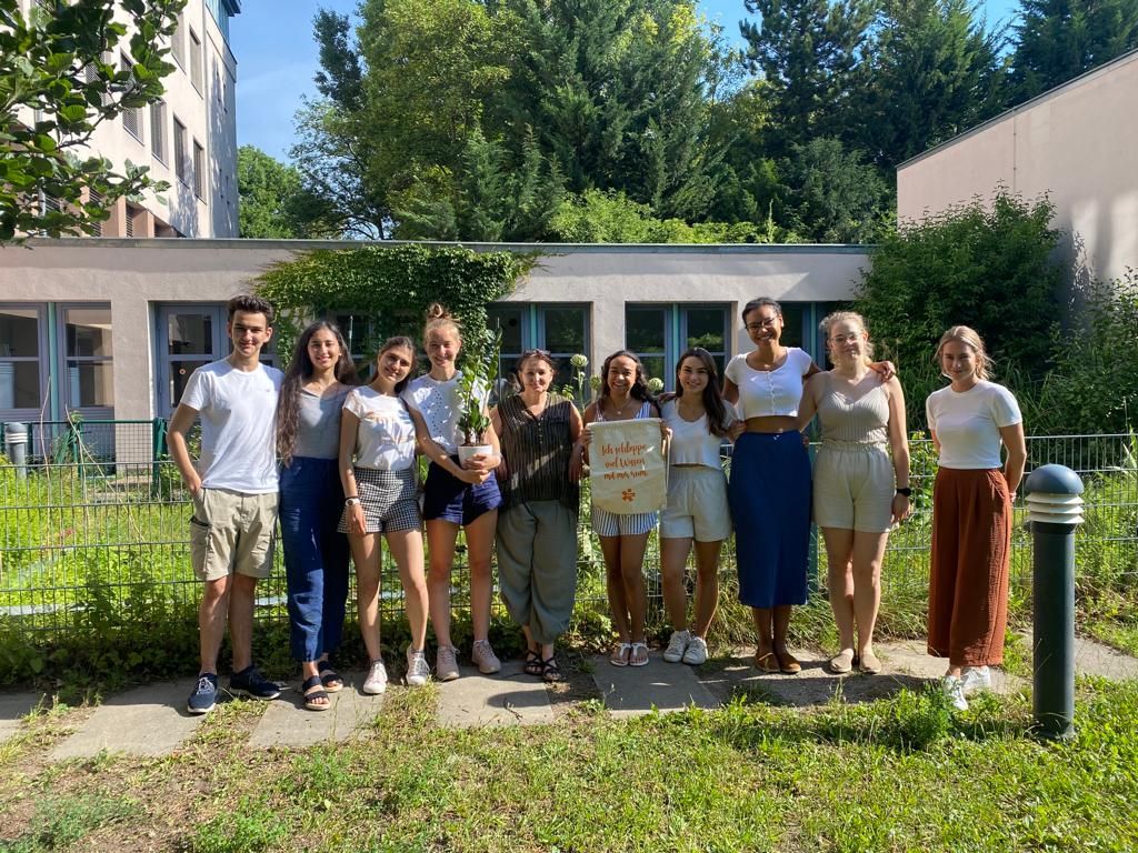 Schüler*innen des Billroth Gymnasiums freuen sich über den Gewinn.