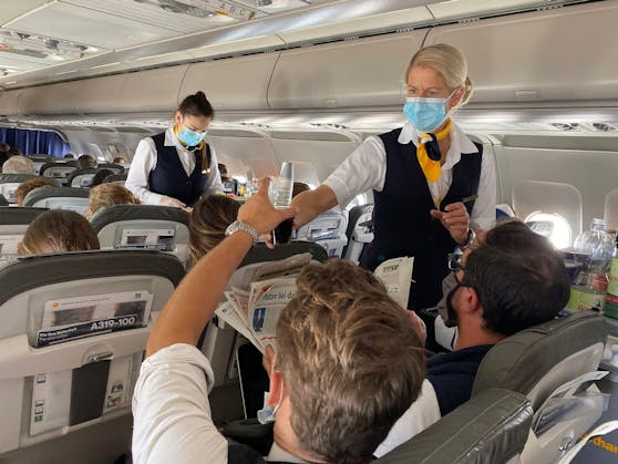 Lufthansa-Flugbegleiterinnen mit Maske während der Corona-Pandemie. Archivbild, 2020.