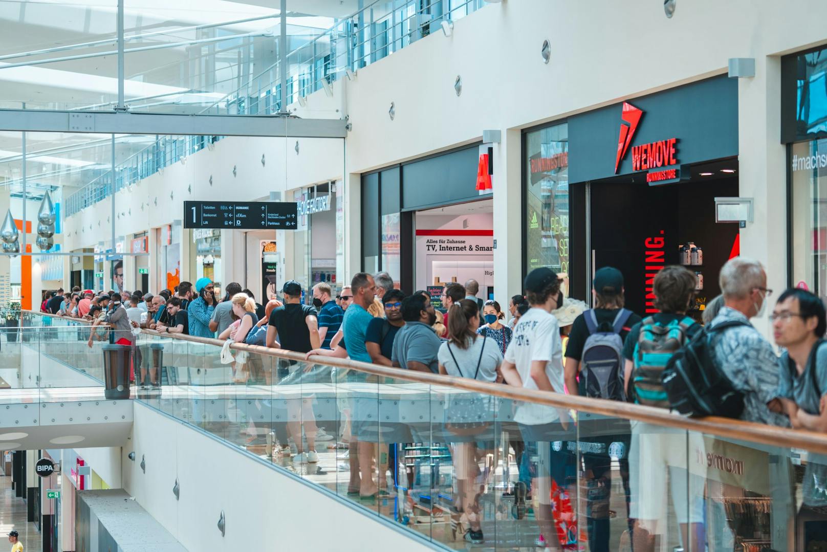 Meterlange Warteschlange: Ein neuer Store im Donauzentrum lockt Besucher in breiten Massen an.