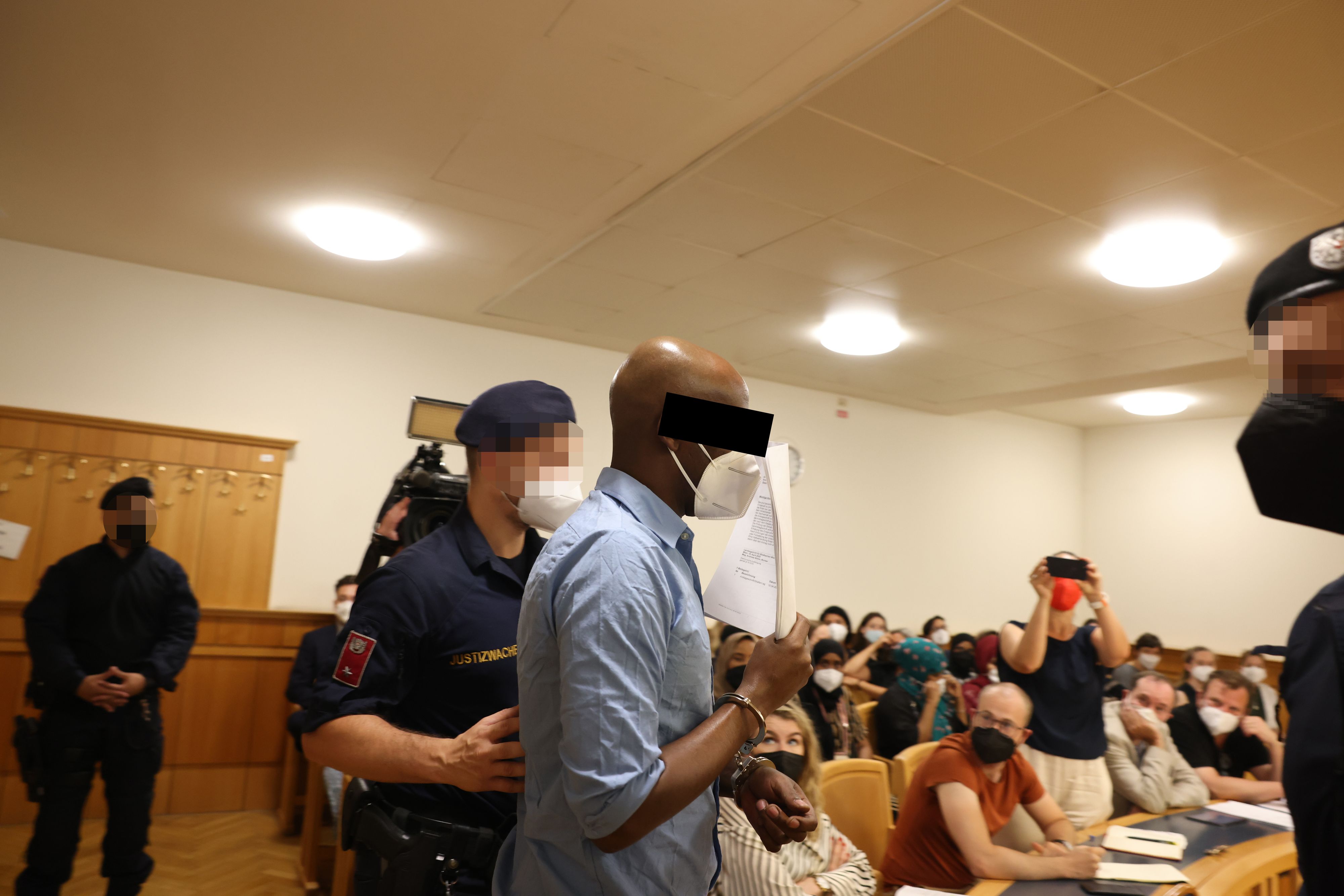 Der Angeklagte wurde in Handschellen vorgeführt. Dann packte er über seine Taten aus.