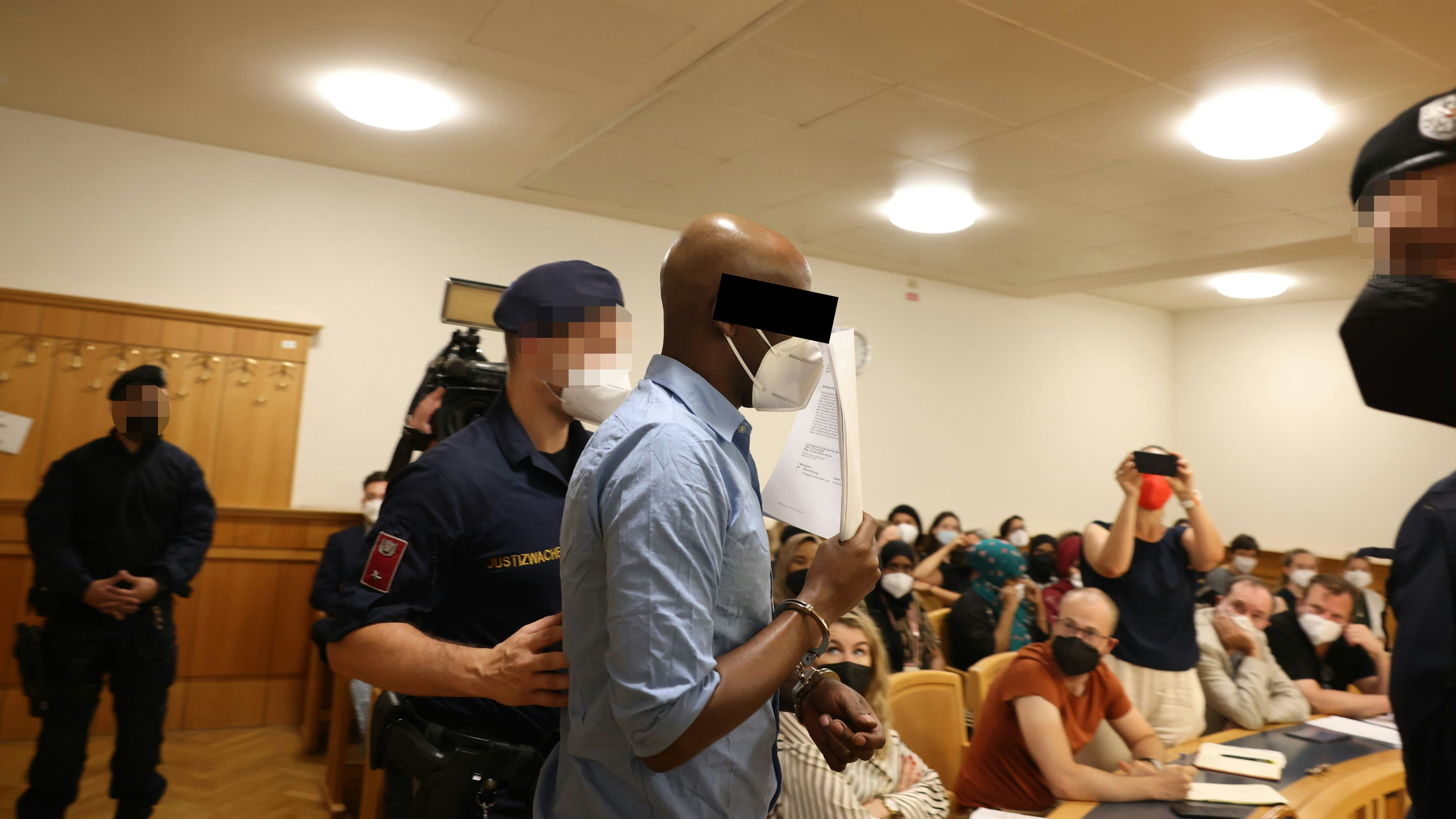 Der Angeklagte wurde in Handschellen vorgeführt. Dann packte er über seine Taten aus.