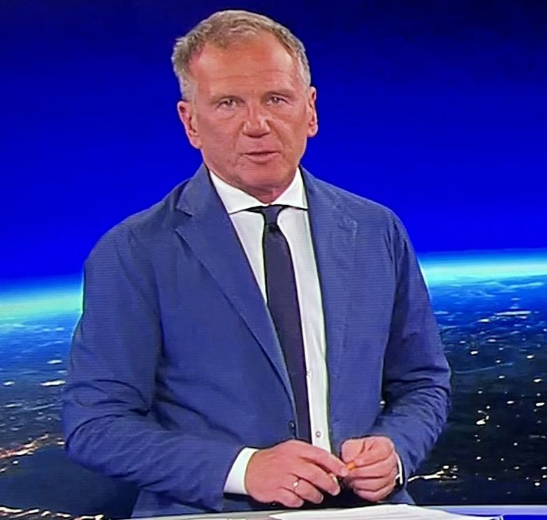 Der Grund für den Angriff auf Armin Wolf: sein nach Meinung vieler Zuseher schlecht sitzendes Sakko.