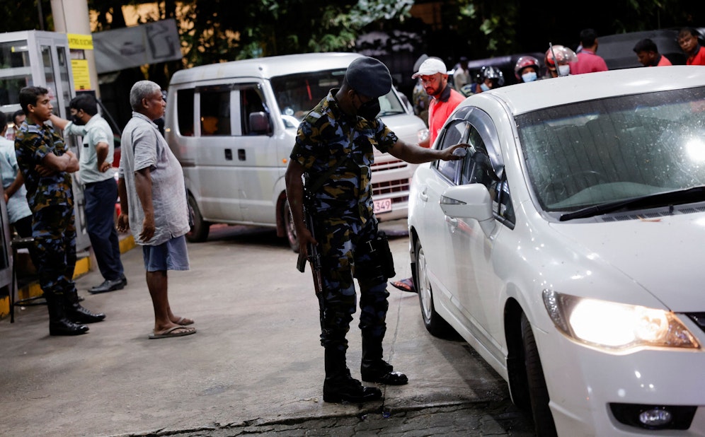 Bereits Ende Juni kam es zur Ausgabe von Sprit-Marken. Vor den Tankstellen Colombos bildeten sich lange Schlangen.