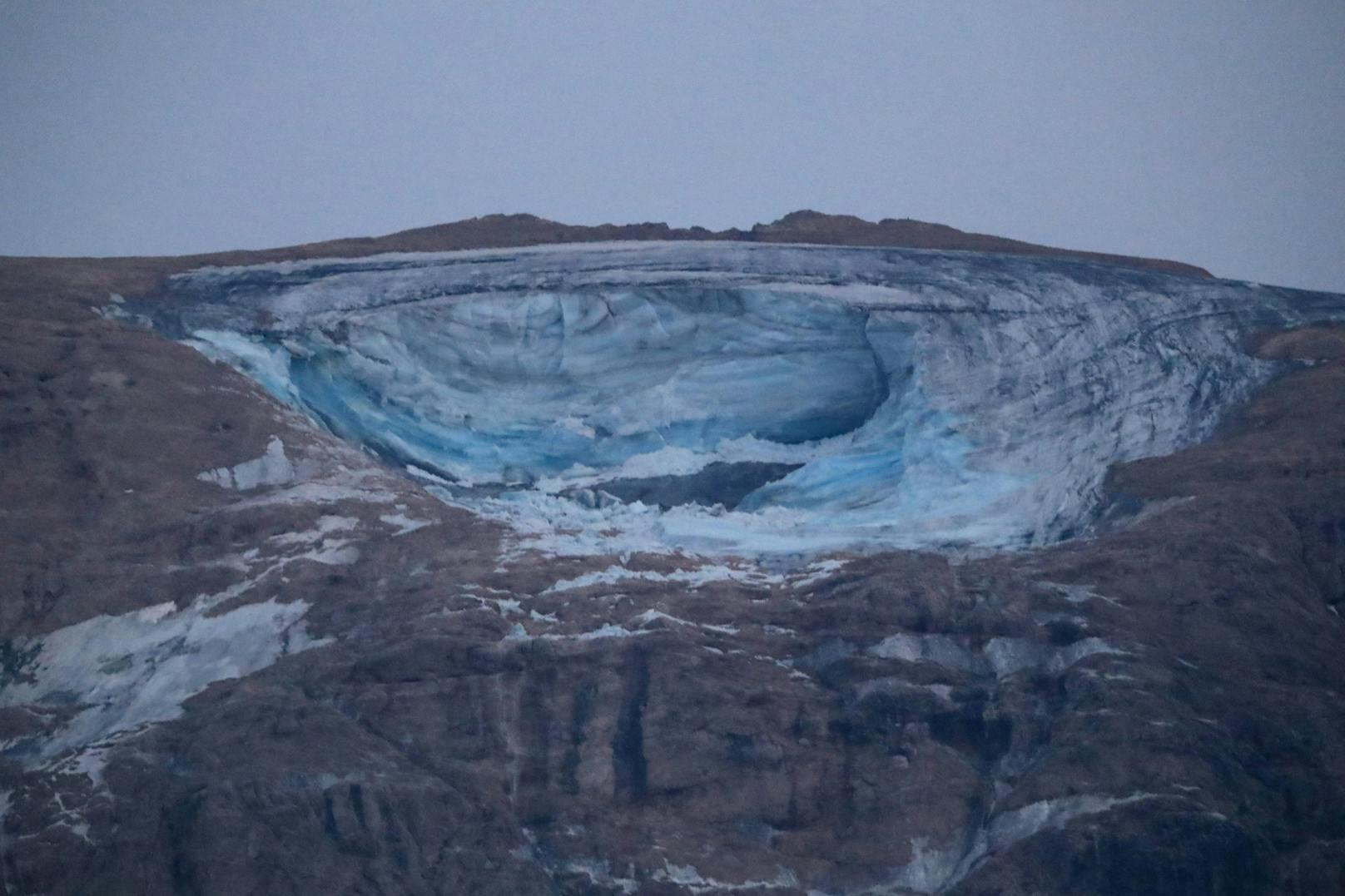 Nach dem Gletschersturz in den Dolomiten, bei dem sich eine Eisplatte gelöst hatte, sind nach wie vor 20 Menschen vermisst. Sechs Todesfälle wurden bisher bestätigt.