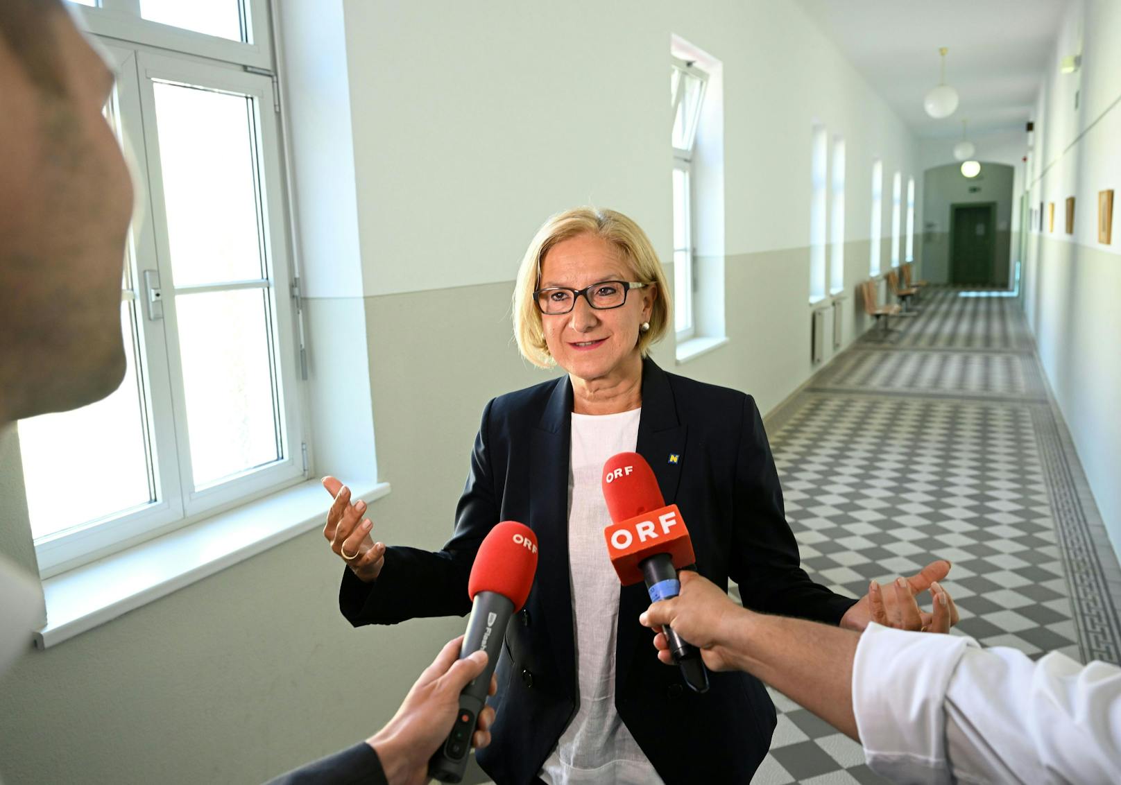 Niederösterreichs Landeshauptfrau Johanna Mikl-Leitner rudert in der Ballkleider-Causa zurück.