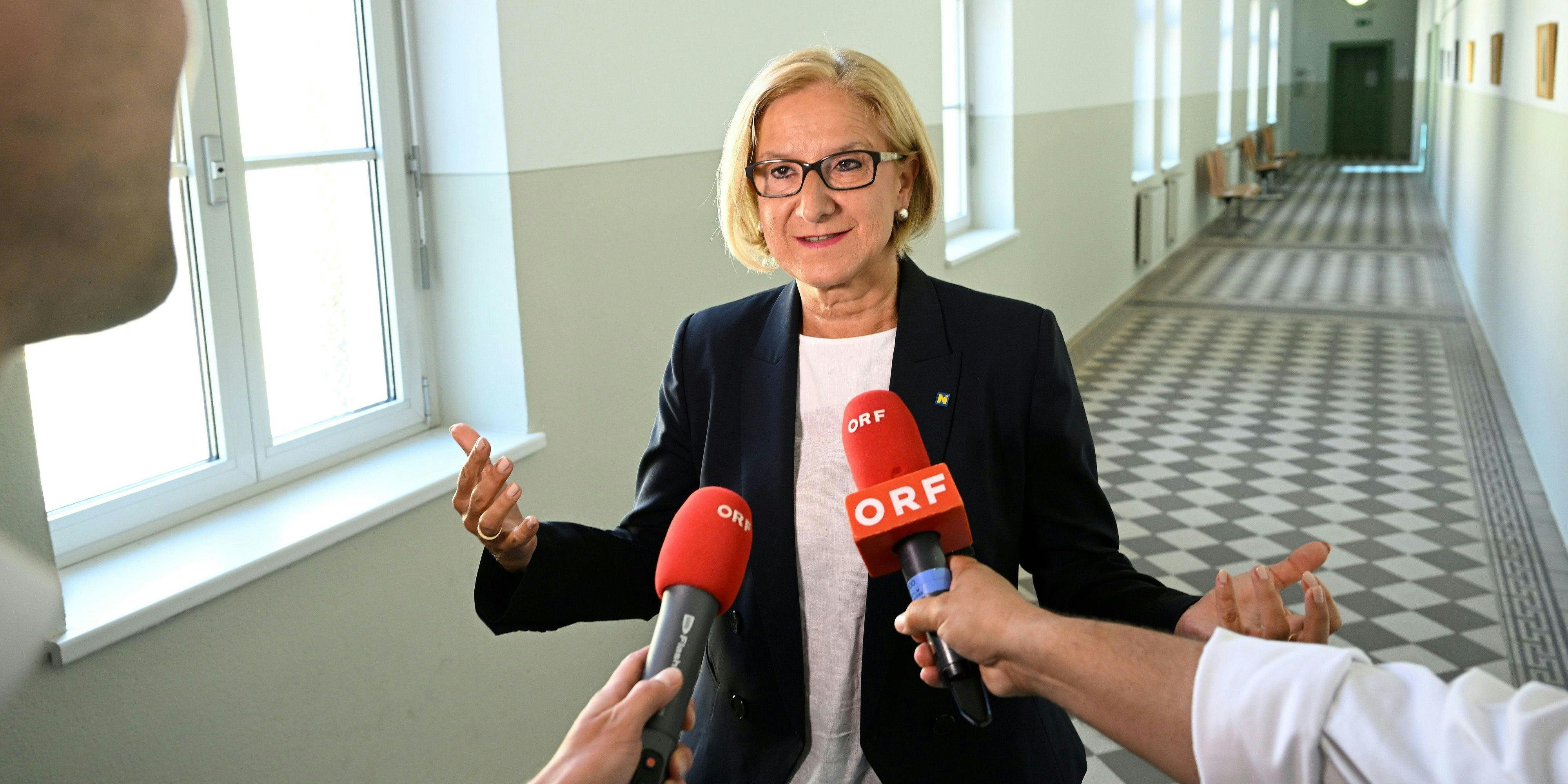 Niederösterreichs Landeshauptfrau Johanna Mikl-Leitner rudert in der Ballkleider-Causa zurück.