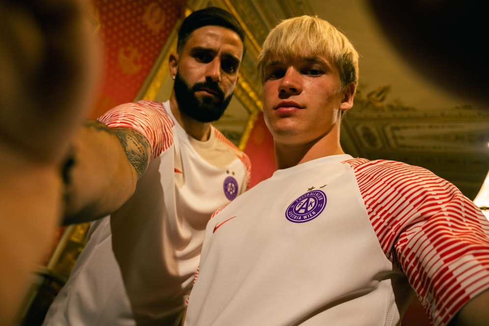 Die rot-weißen Ärmel auf dem neuen Austria-Auswärtsleiberl.