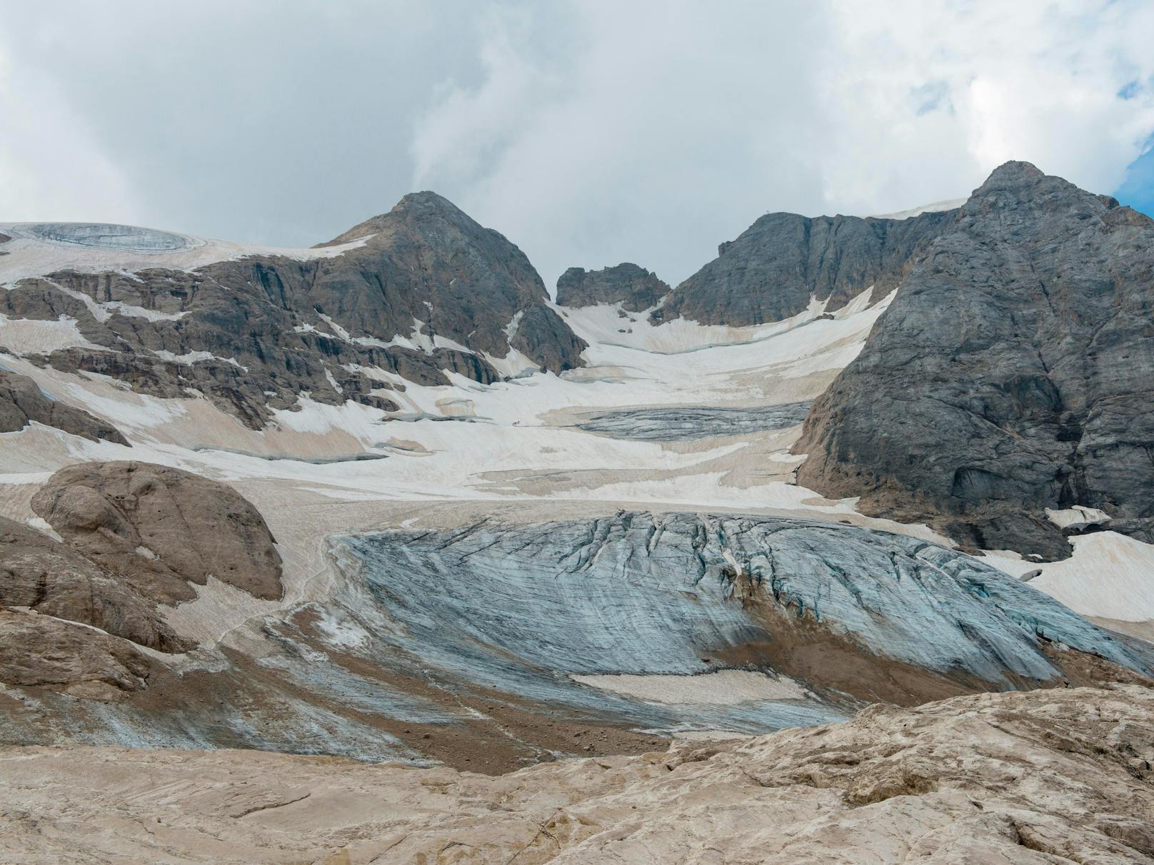 Der Marmolata-Gletscher ist der größte Gletscher in den Dolomiten (Südtirol).