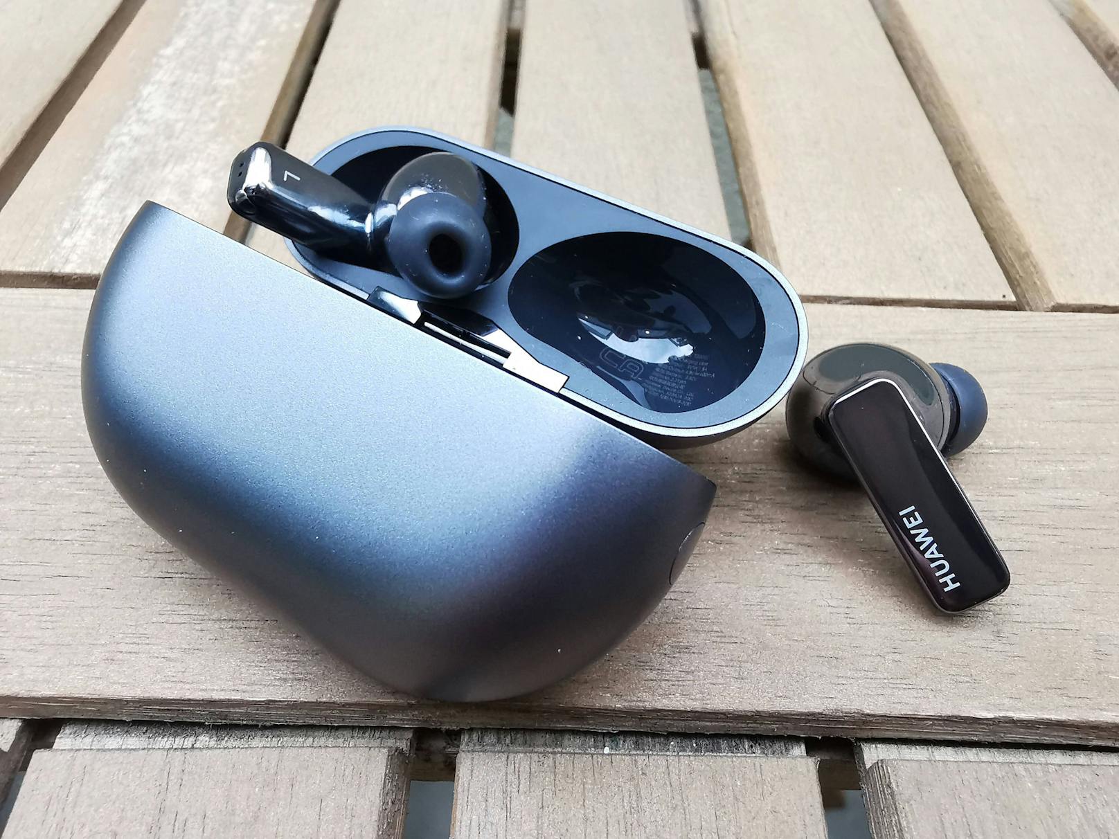 Huawei FreeBuds Pro 2 im Test – die Kopfhörer sind gut verarbeitet und verfügen nun auch über einen Spritzwasserschutz.