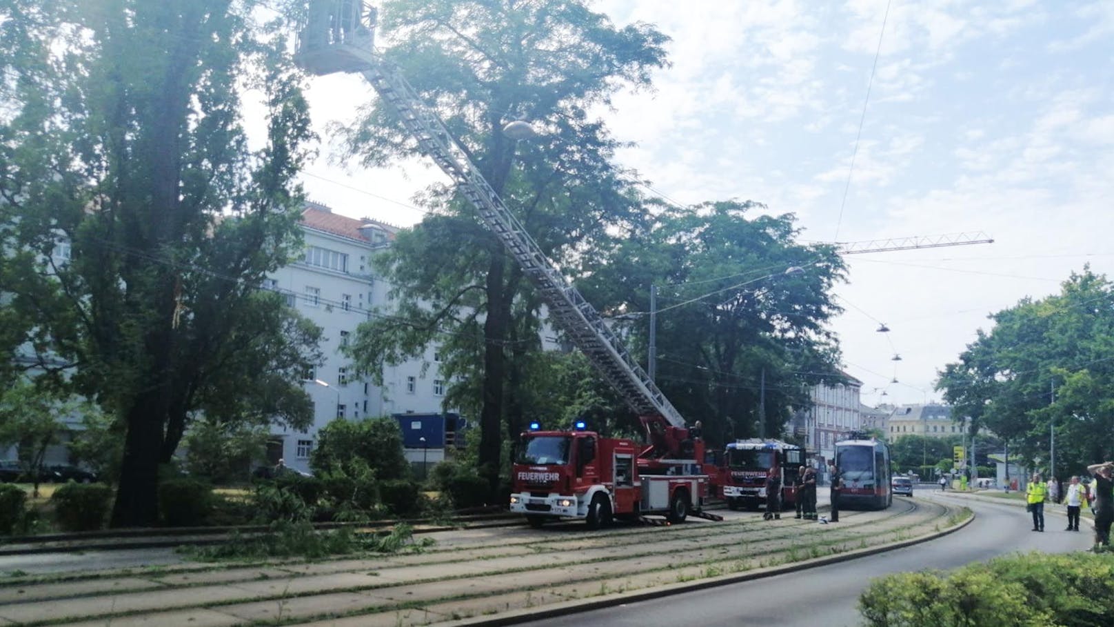 Die Feuerwehr war auf der Unteren Augartenstraße mit einer Drehleiter im Einsatz.