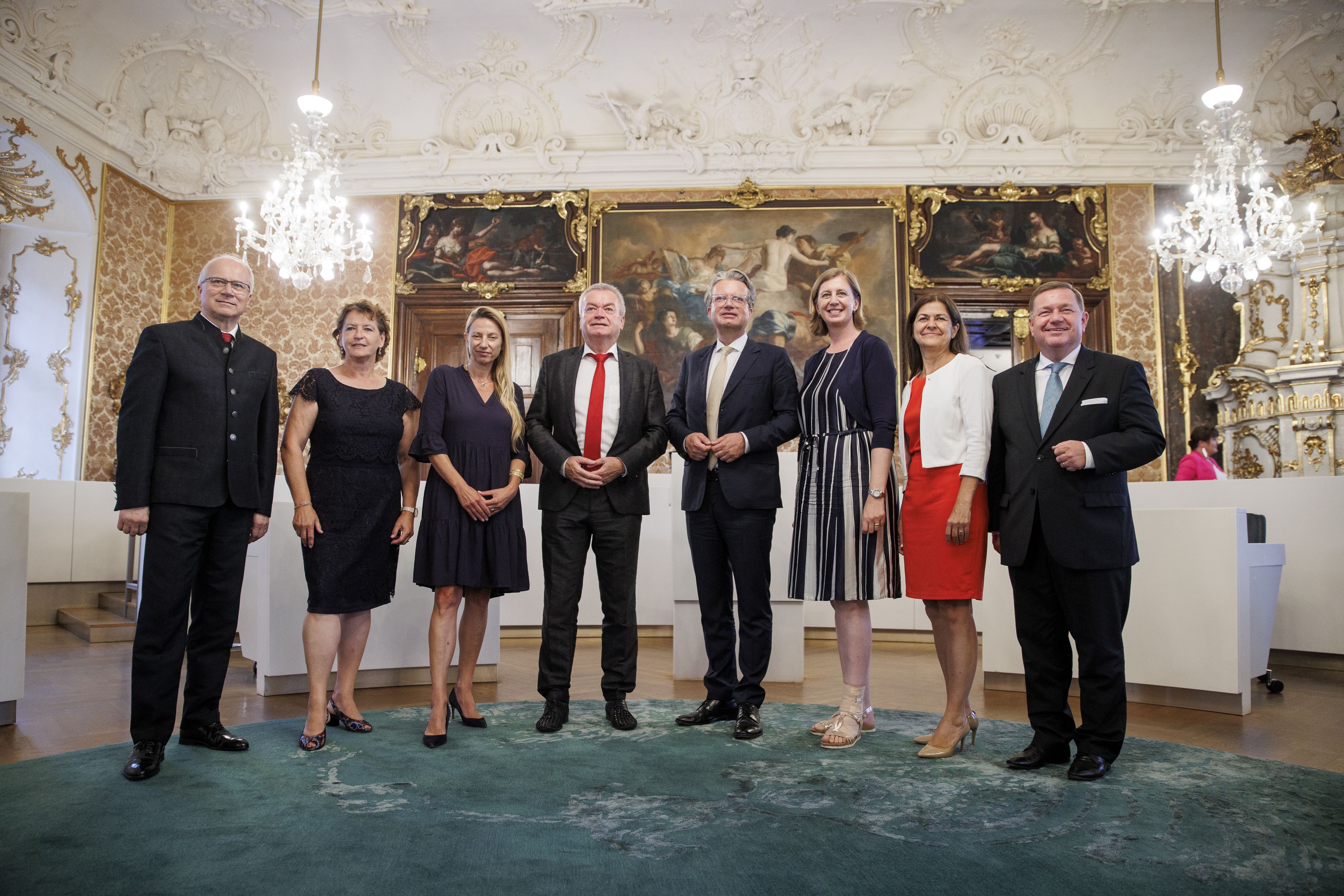 Die neue Landesregierung, von links: LR Johann Seitinger (ÖVP), LR Ursula Lackner (SPÖ), LR Juliane Bogner-Strauß (ÖVP), Landeshauptmann-Stv. Anton Lang (SPÖ), der neue Landeshauptmann der Steiermark, Christopher Drexler (ÖVP), LR Barbara Eibinger-Miedl (ÖVP), LR Doris Kampus (SPÖ) und der neue LR Werner Amon (ÖVP) während einer außerordentlichen Landtagssitzung  am Montag (04.07.2022)