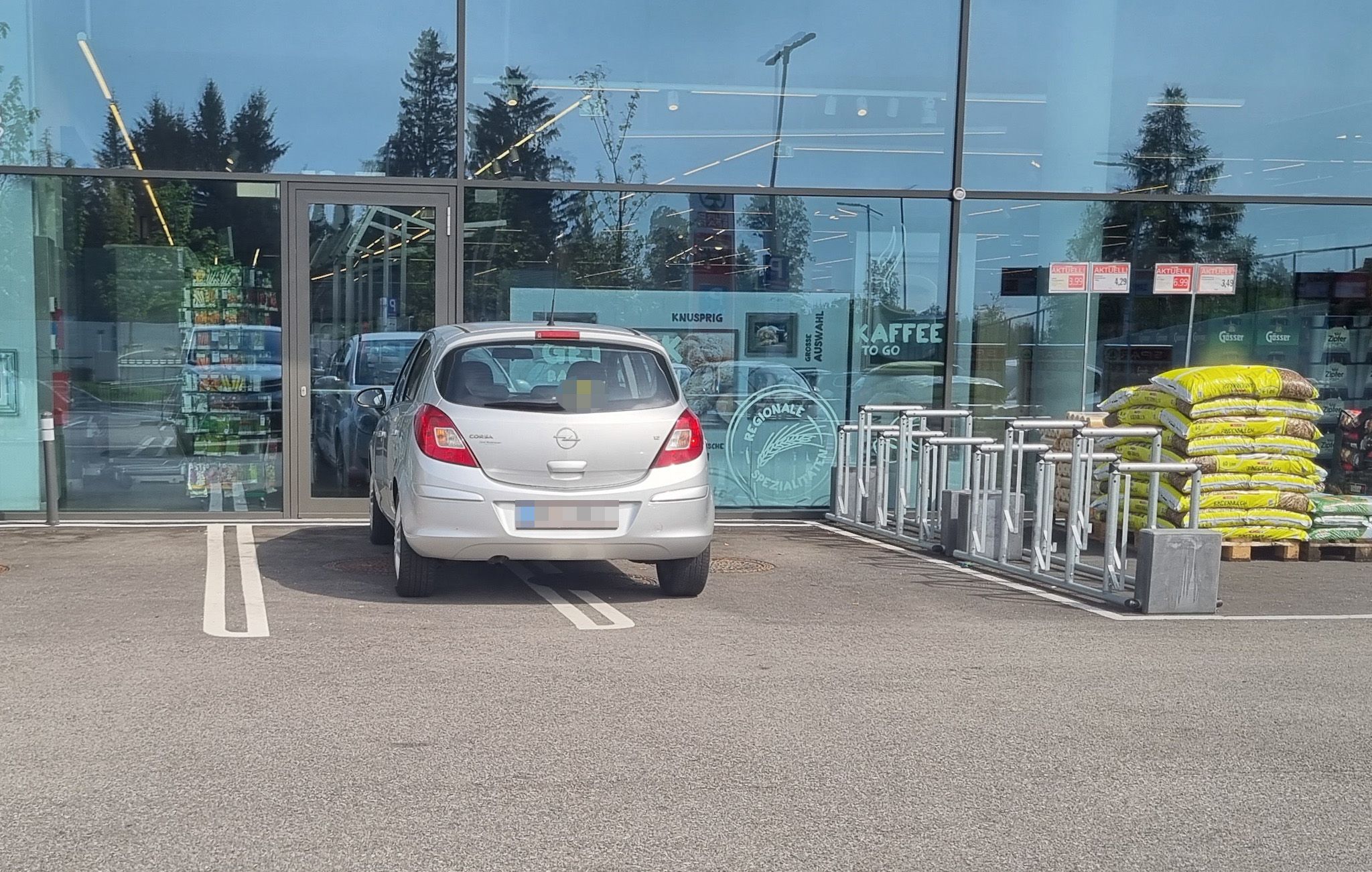 Falschparker vor einem Linzer Geschäft.