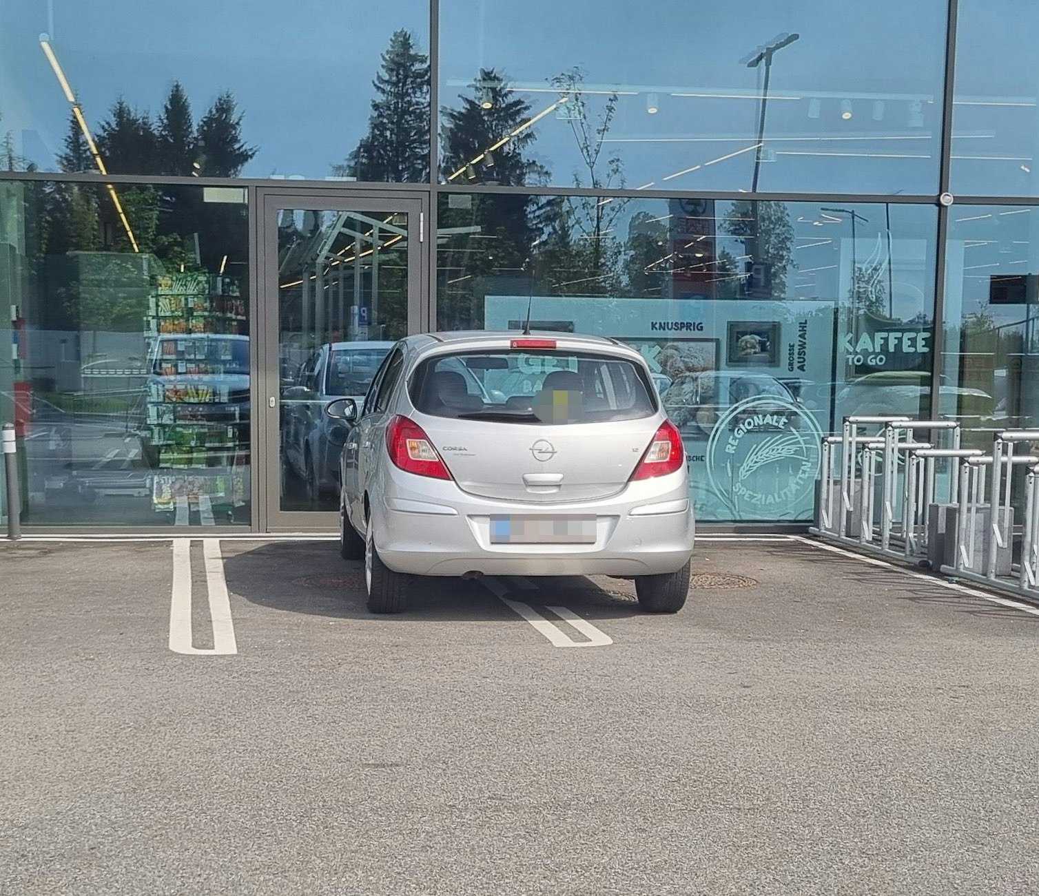 Falschparker vor einem Linzer Geschäft.