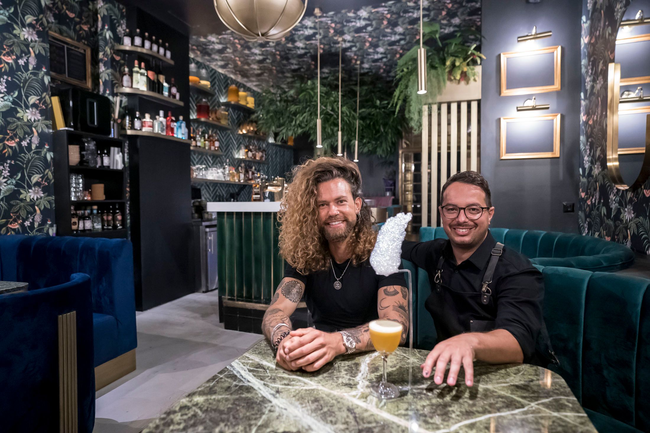 Co-Betreiber Hank G und Sammy Walfisch eröffnen hinter einem Getränkeautomat Wiens neuste Flüsterbar.