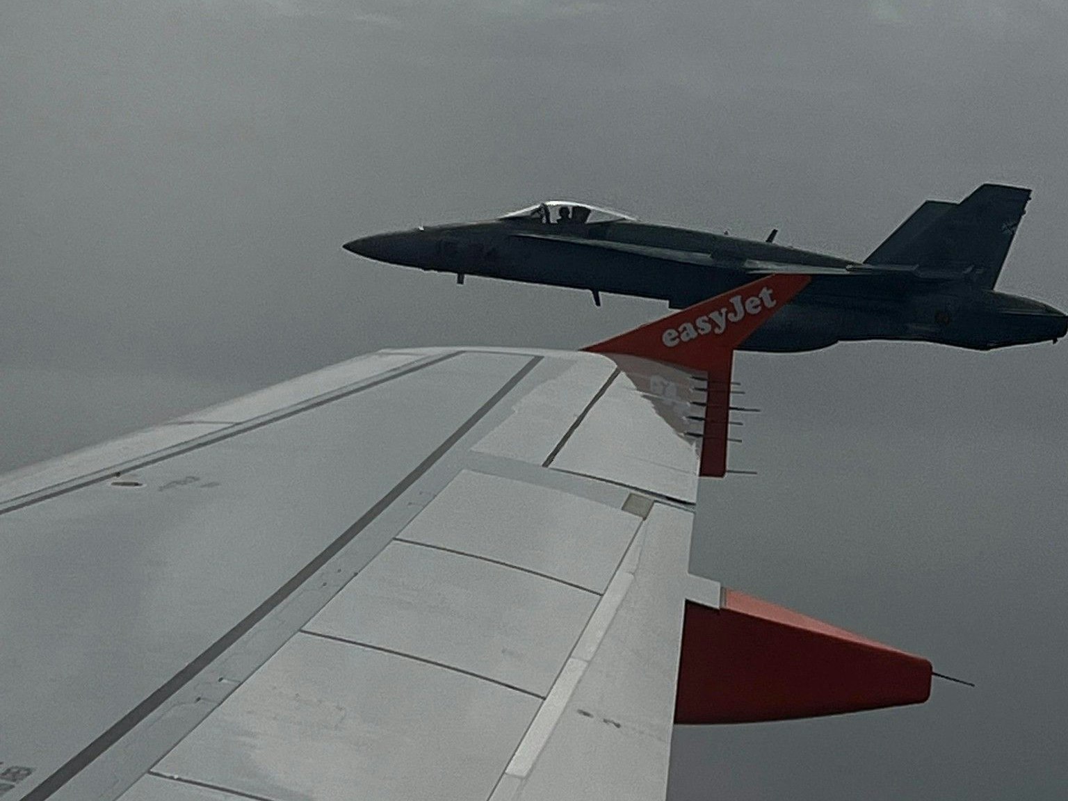 Der Kampfjet neben dem Easyjet-Flugzeug.