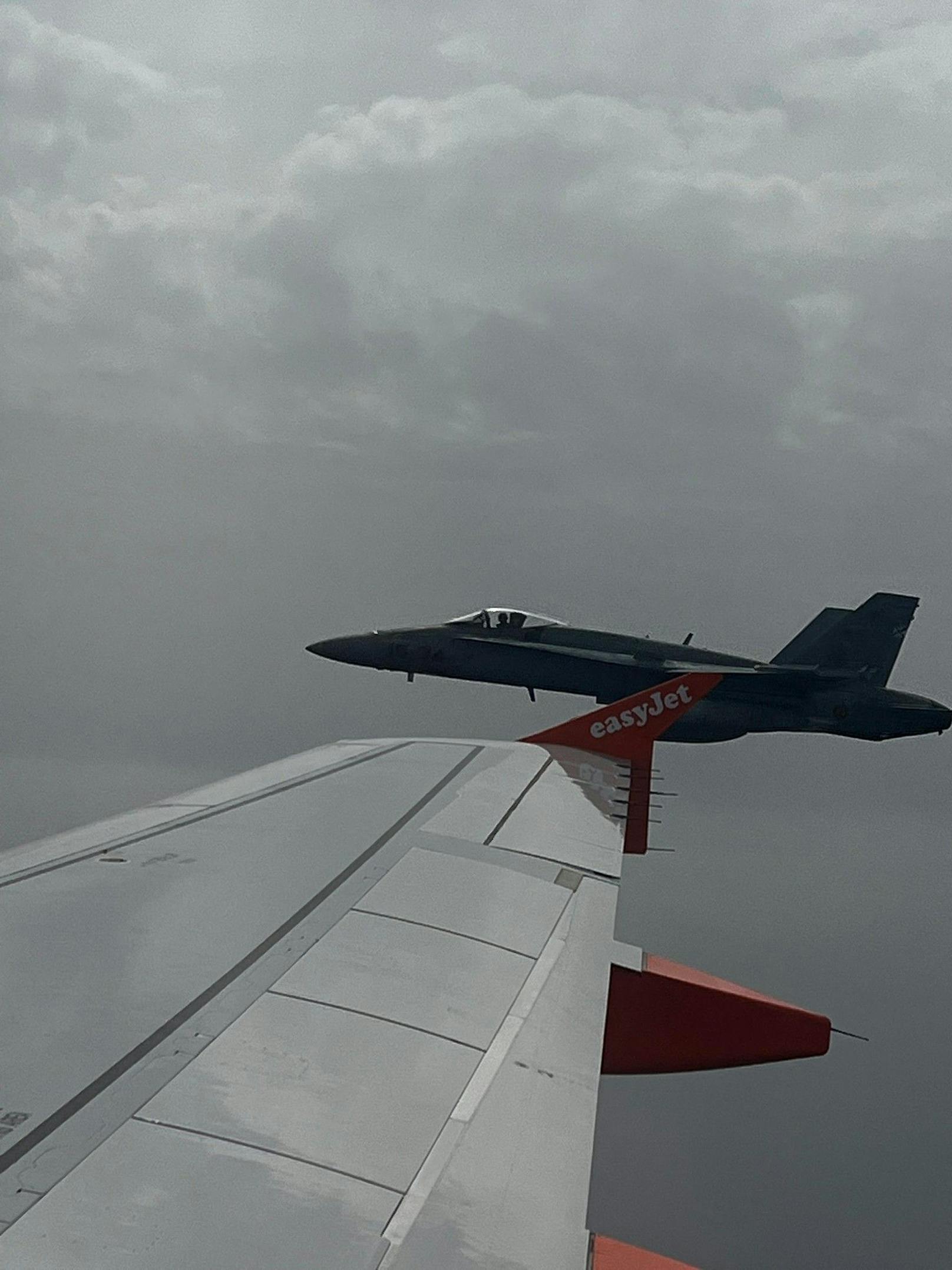 Kampfjet eskortiert Easyjet-Flieger nach Teenie-Drohung