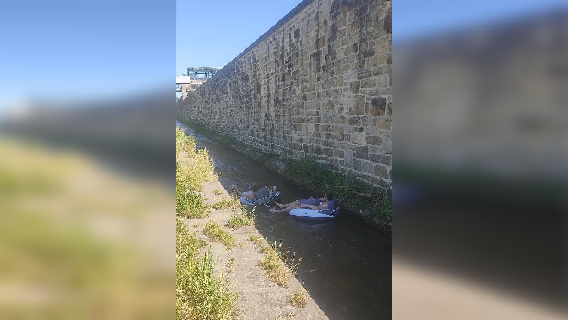 Die zwei ließen sich das Nasse nicht entgehen.