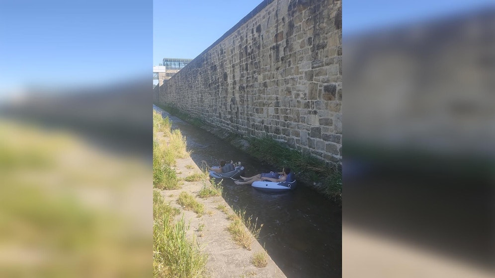 Die zwei ließen sich die Abkühlung nicht entgehen.