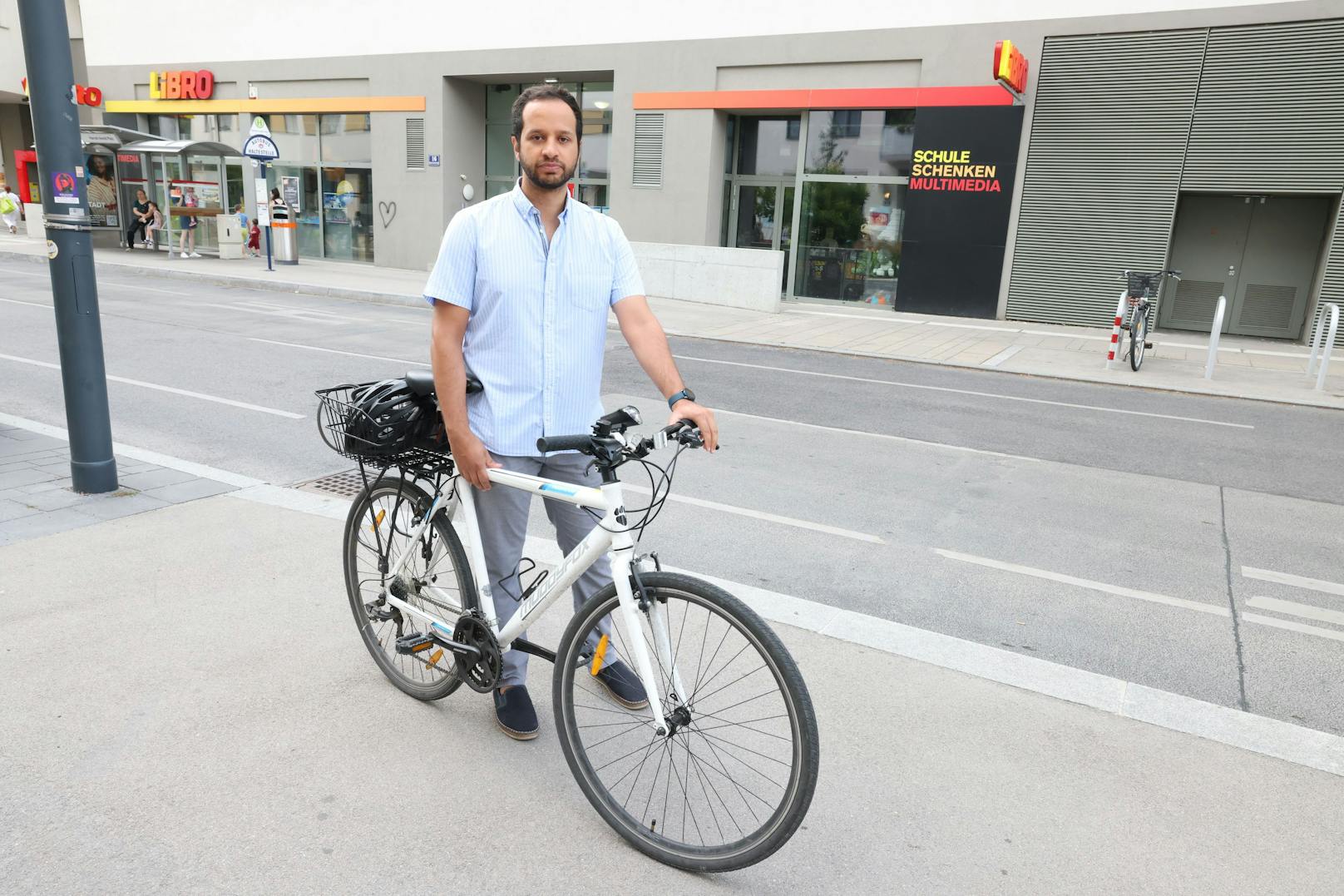 Faouzi (30) stieg aufs Rad um: "Mit den Öffis müsste ich drei Mal umsteigen für eine Fahrt innerhalb des Bezirkes."