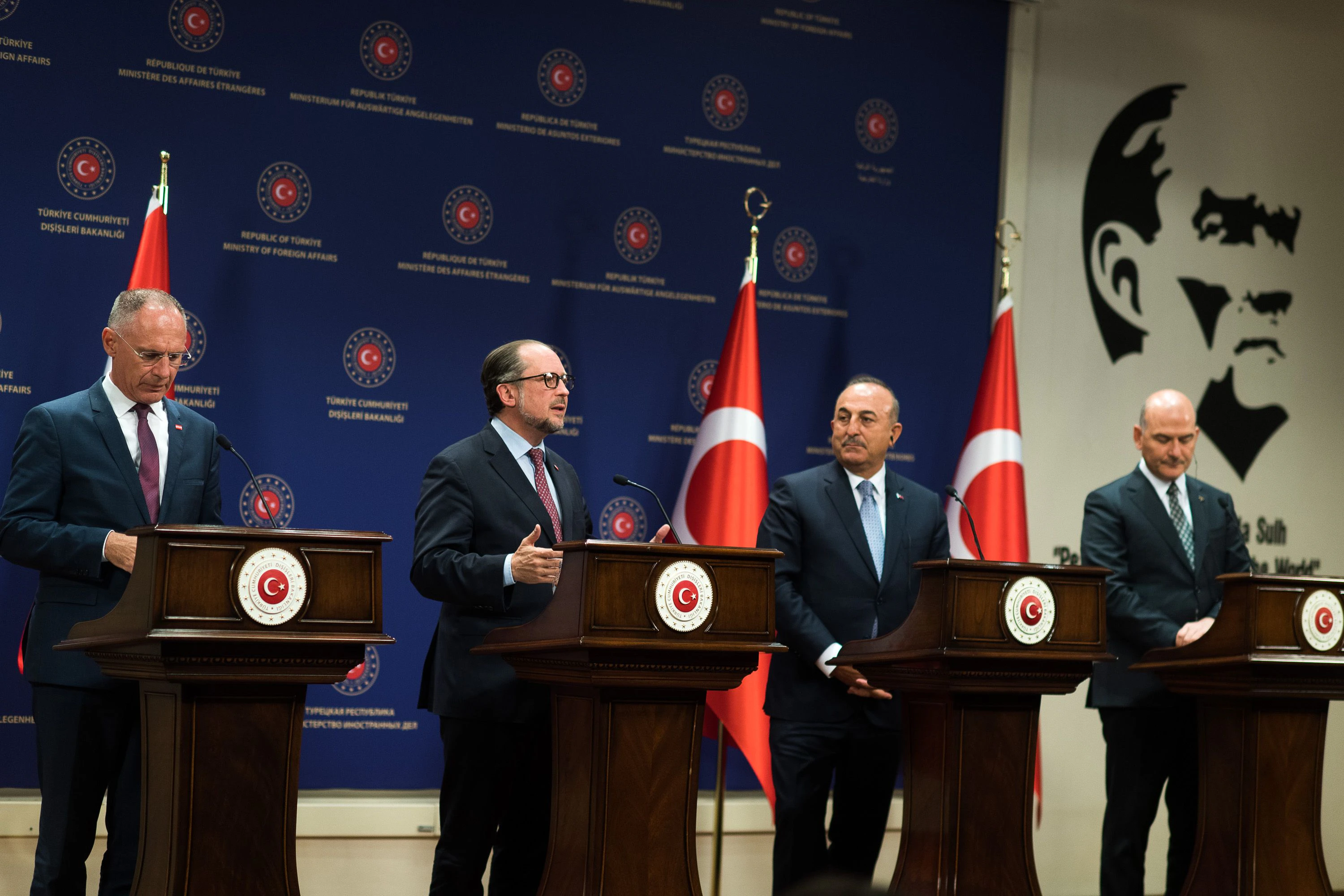 Am 04.06.2022 trafen Außenminister Alexander Schallenberg und Innenminister Gerhard Karner ihre türkischen Amtskollegen, Außenminister Mevlüt Cavusoglu (3.v.l.) und Innenminister Süleyman Soylu (4.v.l.) in Ankara.