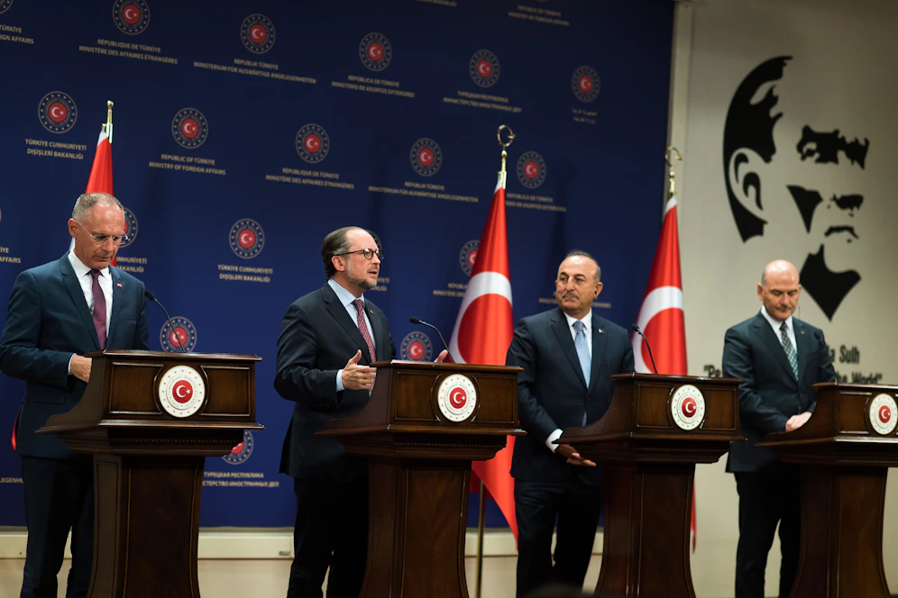 Am 04.06.2022 trafen Außenminister Alexander Schallenberg und Innenminister Gerhard Karner ihre türkischen Amtskollegen, Außenminister Mevlüt Cavusoglu (3.v.l.) und Innenminister Süleyman Soylu (4.v.l.) in Ankara.